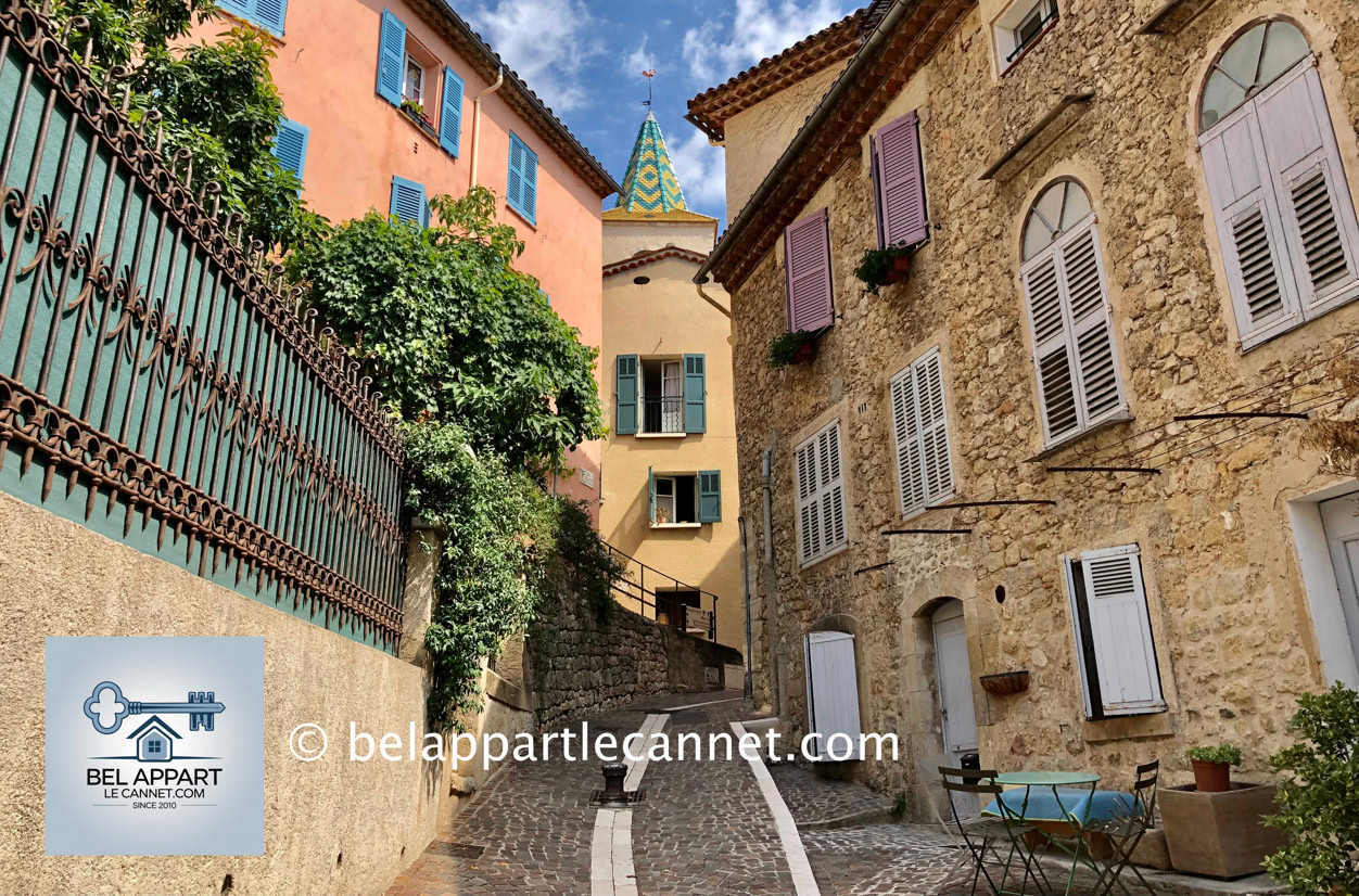 Le Vieux Cannet, niché sur les collines, est une véritable pépite de la Côte d'Azur qui invite à un voyage dans le temps et les sens. Ce quartier historique de la ville du Cannet séduit par son charme authentique et sa douceur de vivre, loin de l’agitation de la côte.