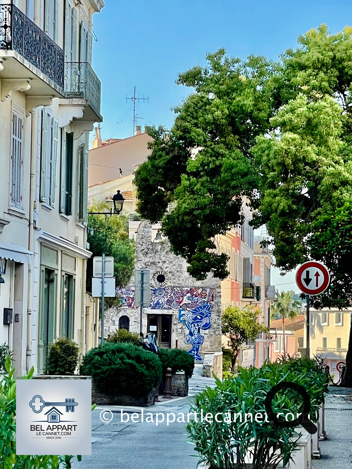 En bas de la rue Saint-Sauveur se trouve la petite Chapelle Saint-Sauveur. Cette chapelle a été restaurée en 1989 par Tobiasse, artiste contemporain de renommée mondiale qui a ouvert ce lieu à l’œcuménisme et choisit pour thème : « La vie est une fête ». Cette fresque monumentale, vive et poétique narre une histoire universelle où le chœur de l’édifice rayonne à partir d’une colombe, symbole de la paix. Sur le parvis extérieur, « L’oiseau de lumière », sculpture de l’artiste, invite le visiteur à découvrir cet univers.