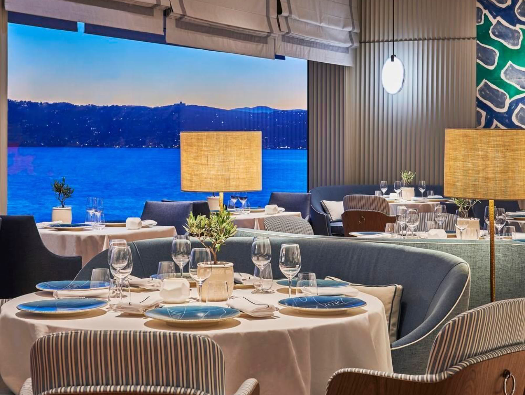 La table de ce palace légendaire a su réunir tous les atouts pour séduire. Ici, le service est d’une attention rare, l’art de la table met à l'honneur des artisans provençaux, et la vue à couper le souffle sur la Méditerranée achève de rendre l’expérience inoubliable. Le talent du chef Sébastien Broda se révèle dans des créations qui célèbrent la fraîcheur des produits locaux : des légumes issus du potager de l’hôtel et des maraîchers des environs, des poissons de pêche artisanale et des viandes choisies sur mesure. 