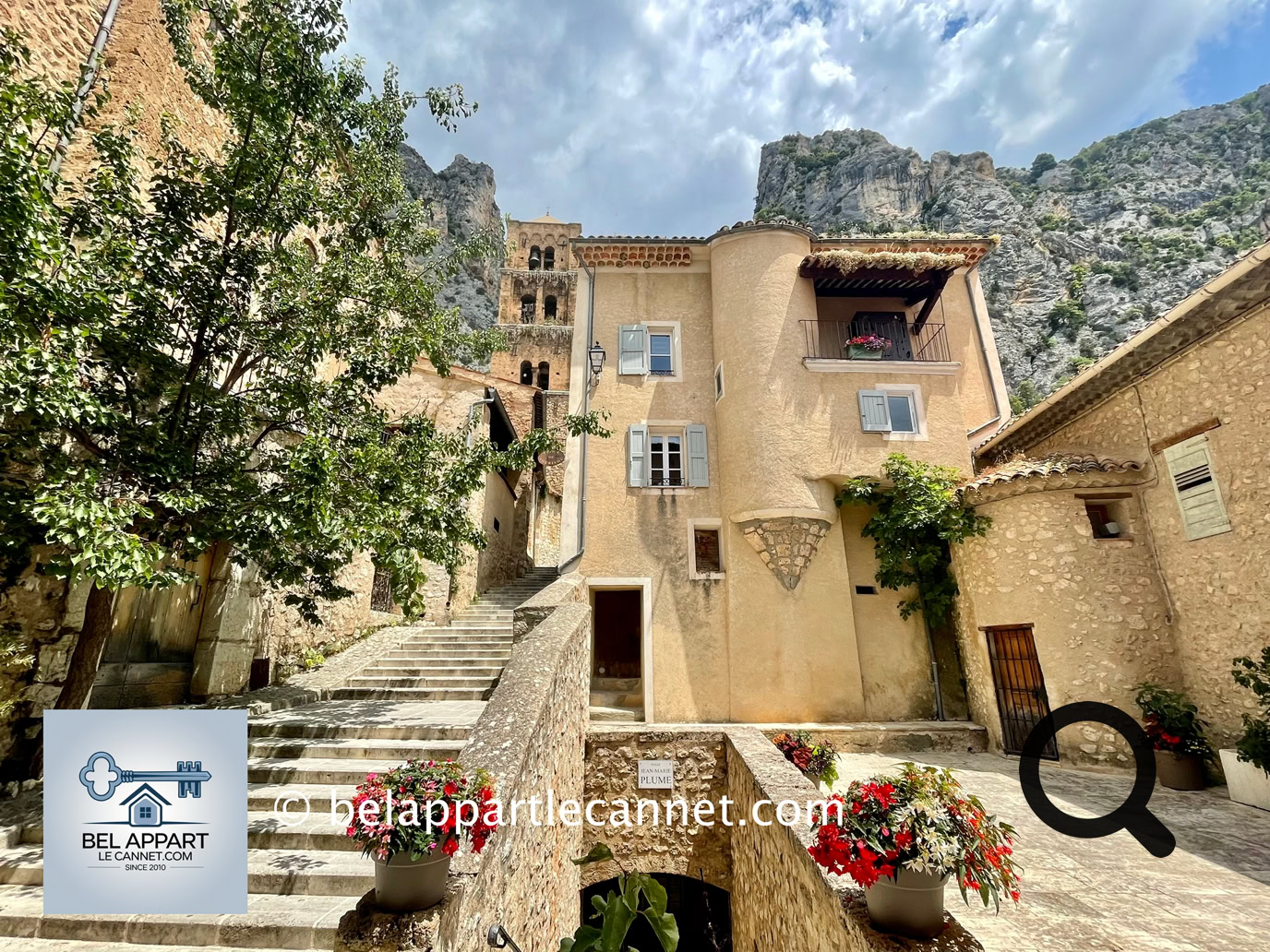 Perché au cœur des Alpes-de-Haute-Provence, Moustiers-Sainte-Marie est souvent considéré comme l’un des plus beaux villages de France. Niché entre deux falaises et traversé par un petit torrent, ce village médiéval offre un décor de carte postale.