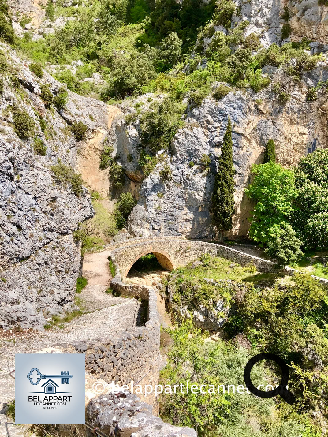 Sentier de la chapelle Notre‑Dame‑de‑Beauvoir - L’accès s’effectue via un escalier de pierre de 262 marches (autrefois 365) gravissant le flanc de la colline depuis la rue Marcel Provence chapelles. Le parcours est jalonné de 14 stations du Chemin de Croix installées en 1860, décorées plus tard de carreaux de faïence conçus par Simone Garnier.