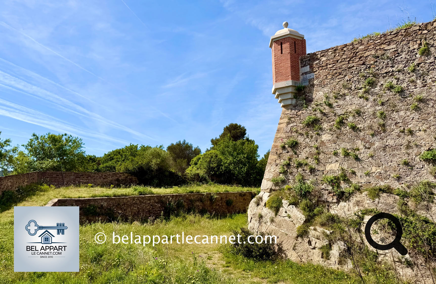 La forteresse de Saint-Tropez, ou Citadelle, surplombe majestueusement le village et offre une vue panoramique spectaculaire sur le golfe. Construite au XVIIe siècle pour protéger Saint-Tropez des invasions maritimes, elle est un exemple remarquable d’architecture militaire de la Renaissance. Aujourd’hui, elle abrite le Musée d’Histoire Maritime, qui raconte le riche passé nautique des Tropéziens à travers des expositions captivantes.