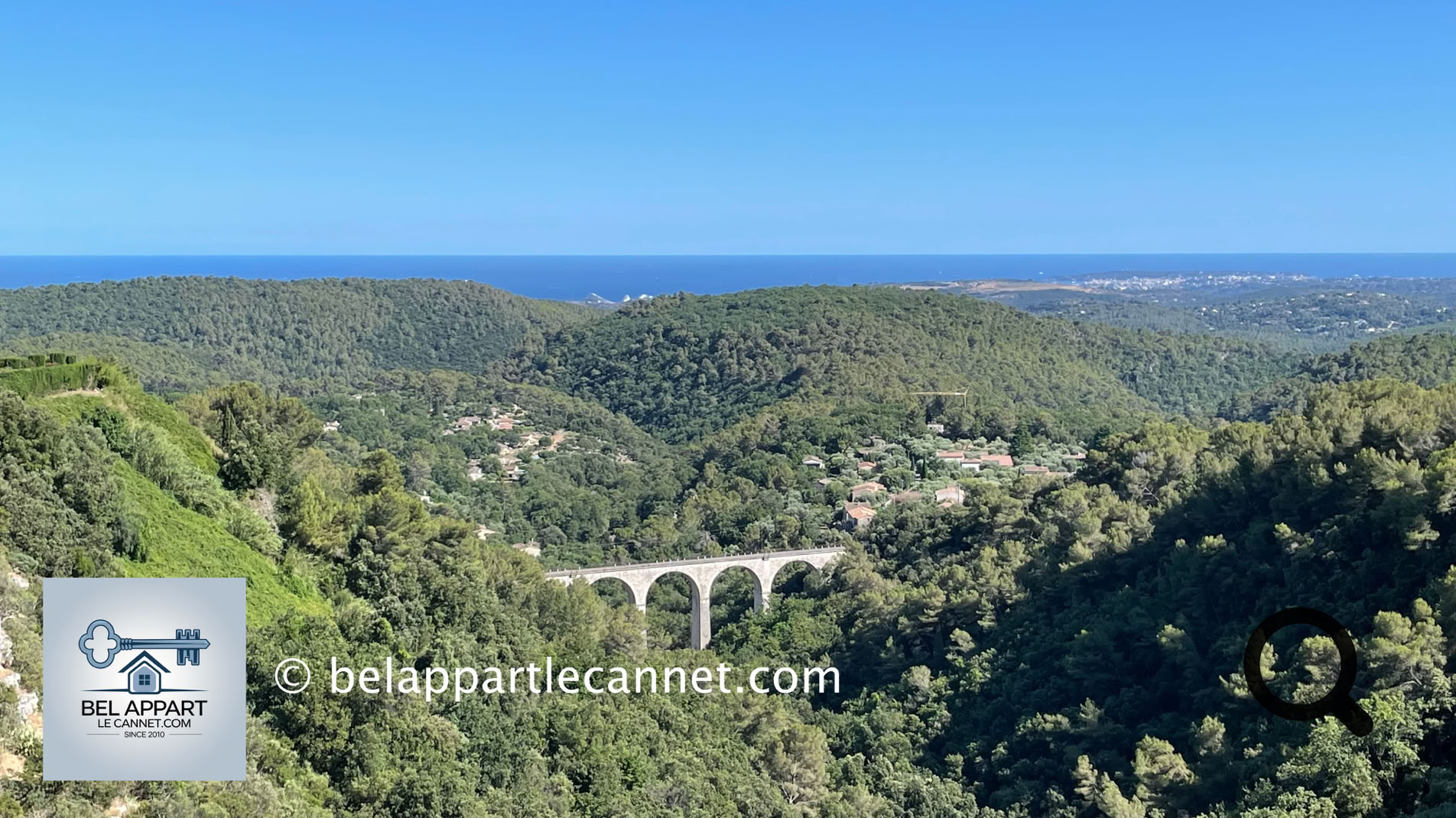 La position du village offre des vues panoramiques spectaculaires sur la Méditerranée et les collines environnantes. Ces paysages, mêlant montagnes et mer, sont un paradis pour les randonneurs, les amateurs de photographie ou tout simplement ceux qui cherchent à se ressourcer. 