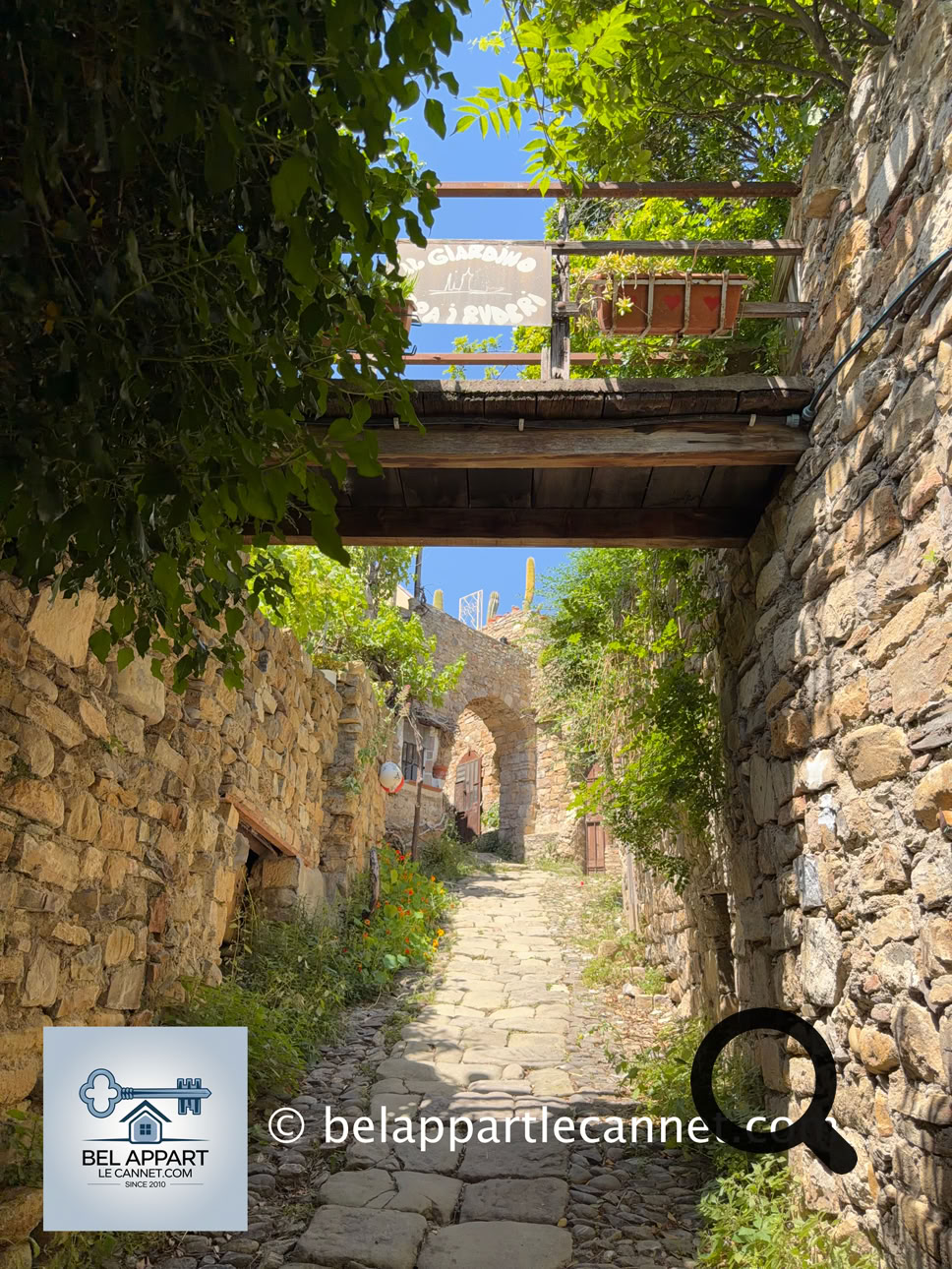In Bussana Vecchia, visitors can discover ruined houses overtaken by vegetation, artists' studios, galleries, sculptures, bohemian cafés, and charming little alleyways.
