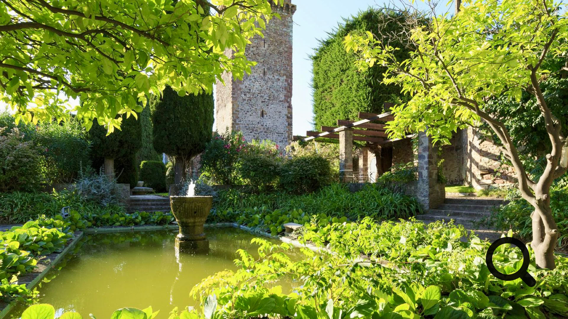 Le château est aujourd’hui entouré de magnifiques jardins à la française, ponctués de sculptures énigmatiques, de cyprès et de points de vue superbes sur la baie de Cannes. L'ambiance y est à la fois paisible, romantique et légèrement hors du temps.