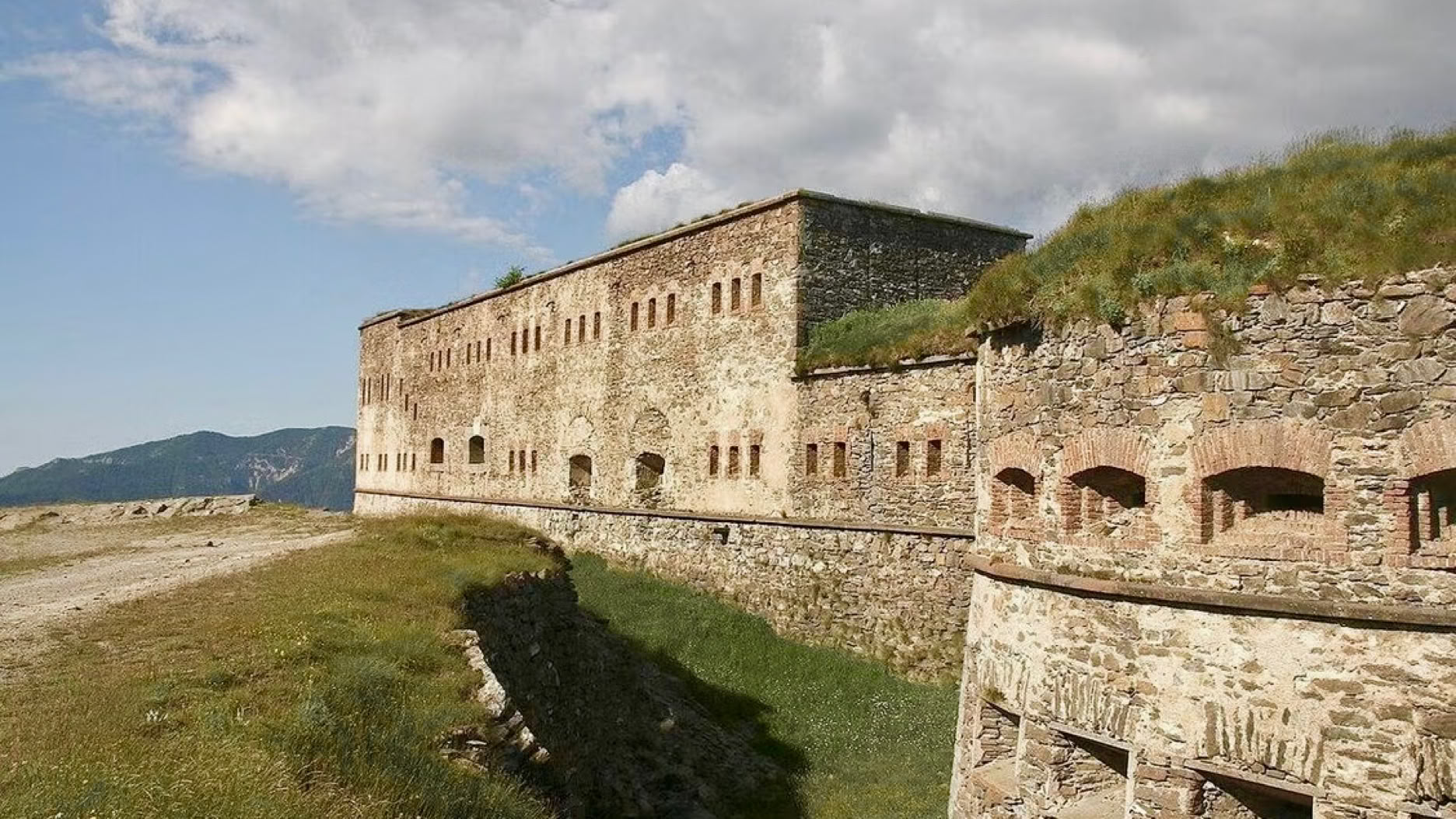 At its summit stands the famous Fort Central, an imposing fortress perched at an altitude of more than 1,900 meters.