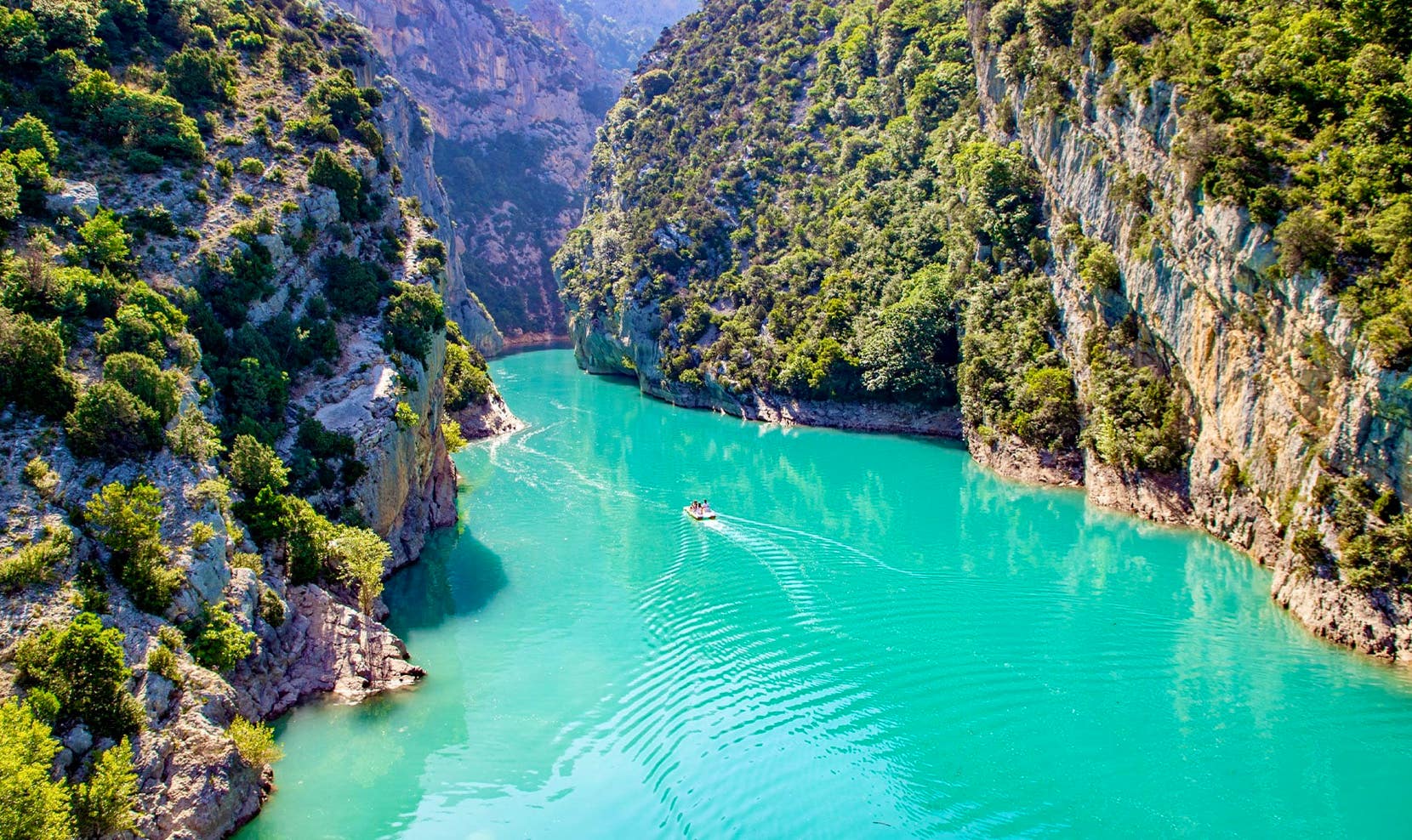 Among the lake’s must-see spots, the Pont de Galetas, located near Moustiers-Sainte-Marie, stands out as one of the most spectacular—and most visited—sites. From this iconic bridge, you can venture right into the entrance of the Verdon Gorges.