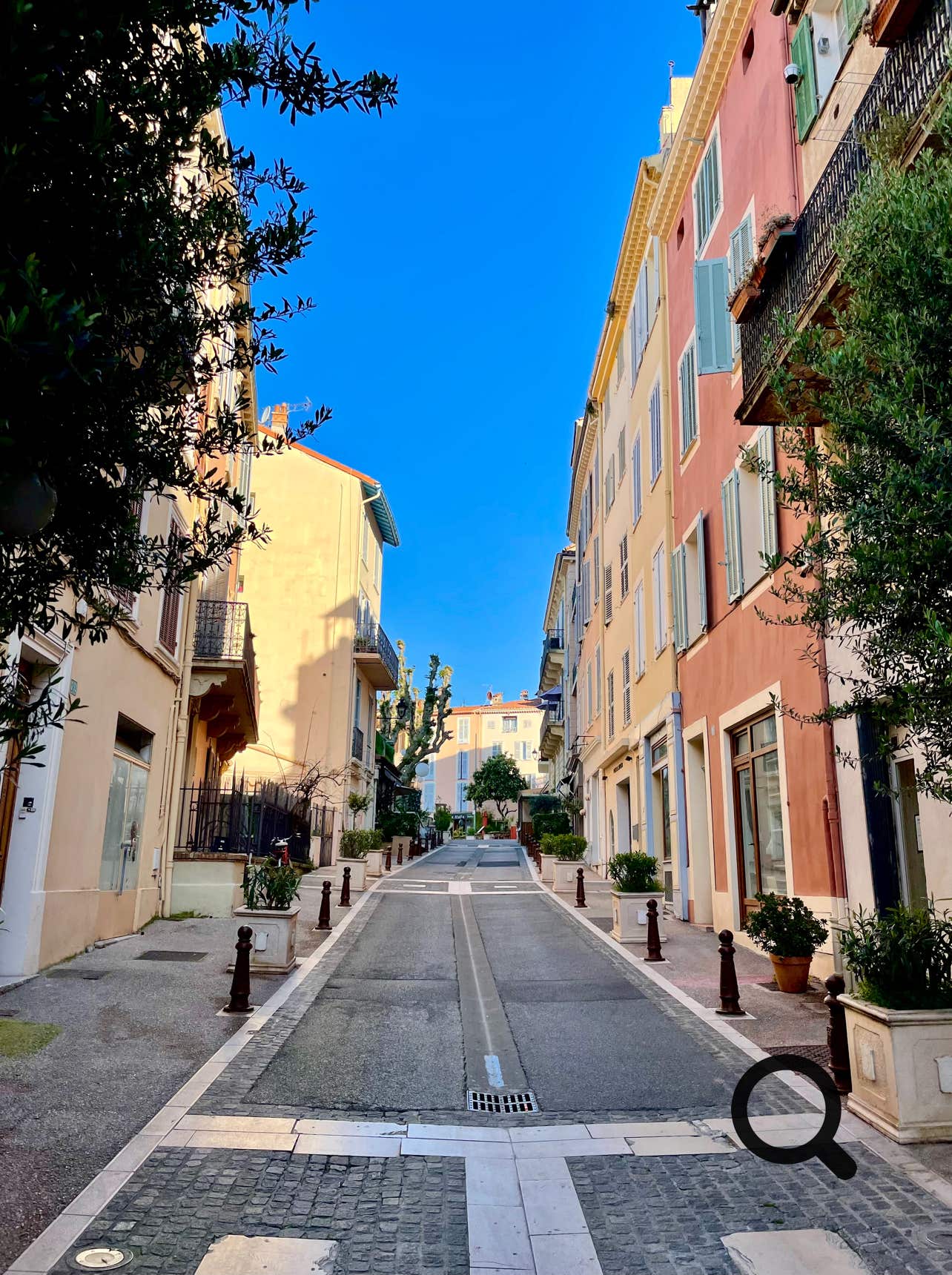 Nichée au cœur du centre historique du Cannet, la rue  Saint-Sauveur invite à une promenade charmante à travers le temps. Bordée de façades aux teintes pastel, de galeries d’art et de restaurants, cette rue pittoresque incarne l’âme provençale authentique de la ville.    Depuis les ruelles pavées de la rue Saint-Sauveur jusqu’aux points de vue des collines voisines, Le Cannet dévoile de magnifiques panoramas sur la baie de Cannes, les îles de Lérins et le massif de l’Esterel.