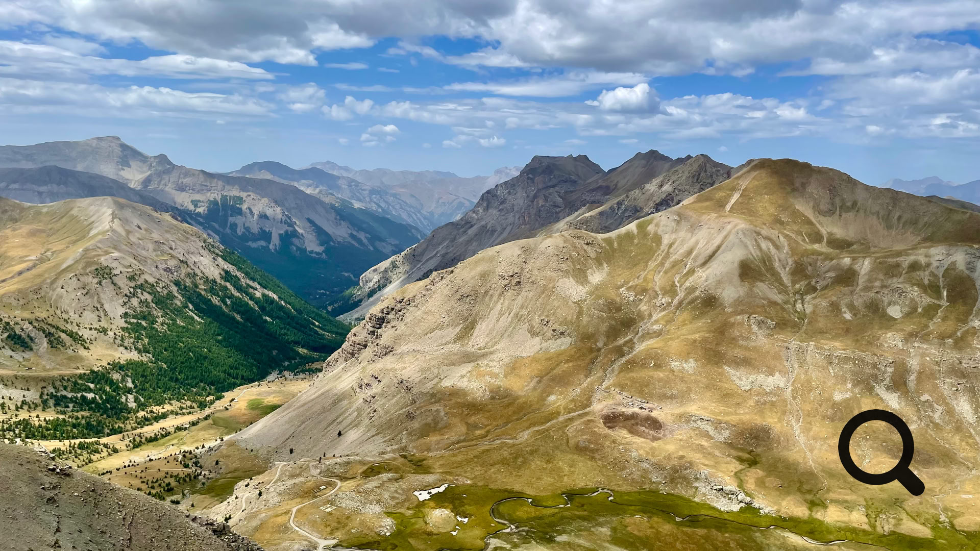 Parcourir le Mercantour, c'est vivre une expérience immersive : à chaque détour du virage ou d'un sentier, un nouveau spectacle s'offre à vous.