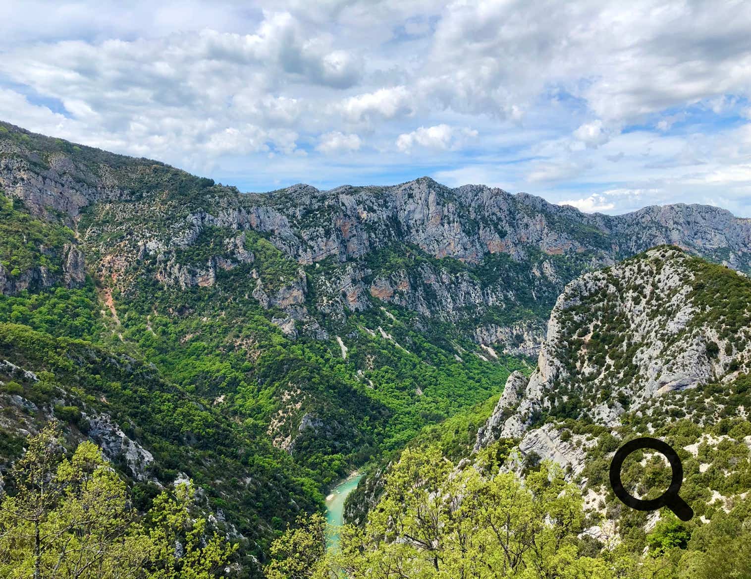 La Route des Crêtes est l’un des meilleurs moyens d’admirer les gorges depuis les hauteurs. Ce circuit panoramique de 23 kilomètres forme une boucle au départ de La Palud-sur-Verdon. Il serpente le long des crêtes, offrant des points de vue vertigineux sur les profondeurs du canyon. La route est ponctuée de 14 belvédères aménagés, comme celui de la Carelle, le Pas de la Baou, ou encore la Dent d’Aire. 