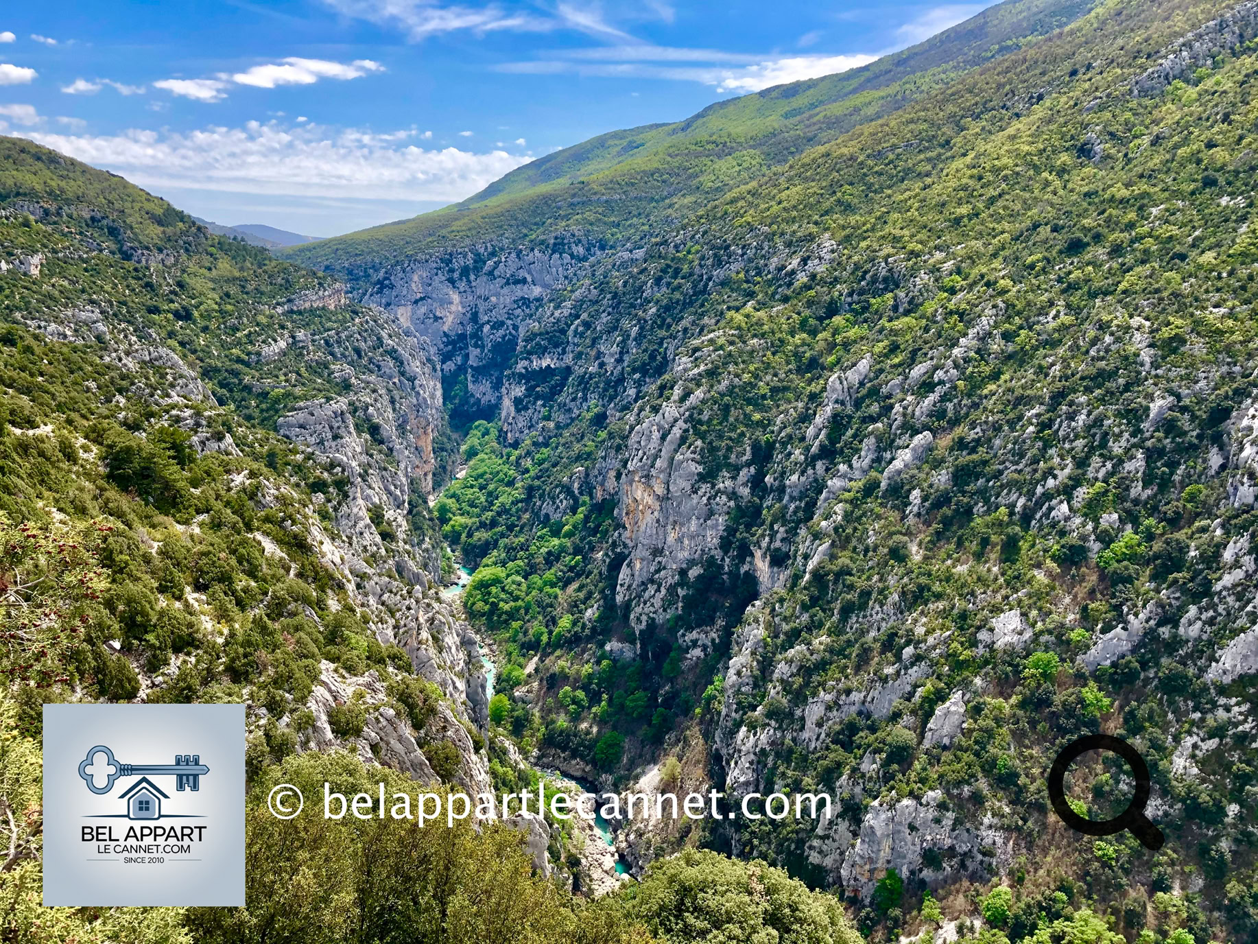 Outre son riche patrimoine, Moustiers est un excellent point de départ pour explorer les gorges du Verdon, le plus grand canyon d’Europe, situé à quelques kilomètres.  Sans oublier la fameuse Route des Crêtes avec ses vues spectaculaires sur les Gorges du Verdon. Cette route serpente à travers les montagnes et les falaises, offrant aux voyageurs des panoramas à couper le souffle sur les paysages environnants.