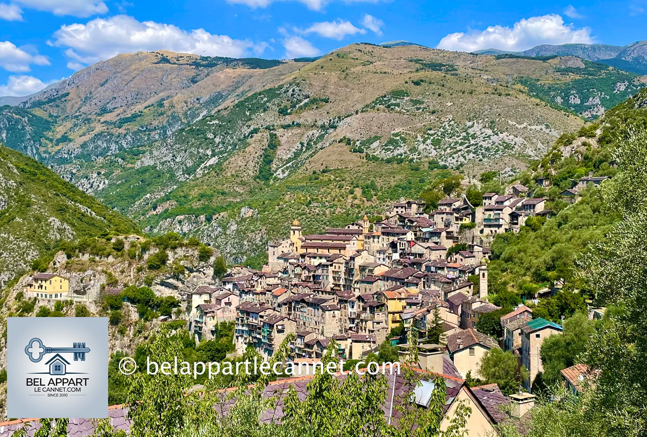 Perché à flanc de montagne dans la vallée de la Roya, au cœur des Alpes-Maritimes, ce village intimiste, un peu isolé dans les montagnes près de la frontière italienne, est l’un de ces lieux rares qui semblent suspendus hors du temps. Saorge déploie ses maisons hautes et colorées en cascade, accrochées aux pentes abruptes, rappelant par son allure certains villages tibétains.