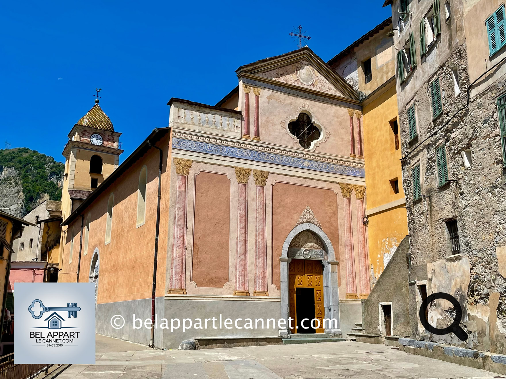 Aujourd’hui considérée comme un véritable joyau de l’art baroque, fut à l’origine un édifice roman. Transformée au fil des siècles, elle affiche désormais une profusion de décors éclatants, lumineux, presque théâtraux. Son orgue, fabriqué en Italie, fut acheminé jusqu’à Nice par bateau, puis transporté jusqu’à Saorge à dos de mulets, pièce par pièce, en 1847 — une prouesse logistique qui témoigne de l’attachement des habitants à leur patrimoine. À l’intérieur, les autels rayonnent de dorures, les voûtes s’illuminent de couleurs vives, et de vastes colonnes donnent à l’ensemble une dimension presque grandiose.  Que l’on soit sensible ou non à l’esthétique baroque, il est impossible de rester indifférent face à tant de faste et d’opulence.