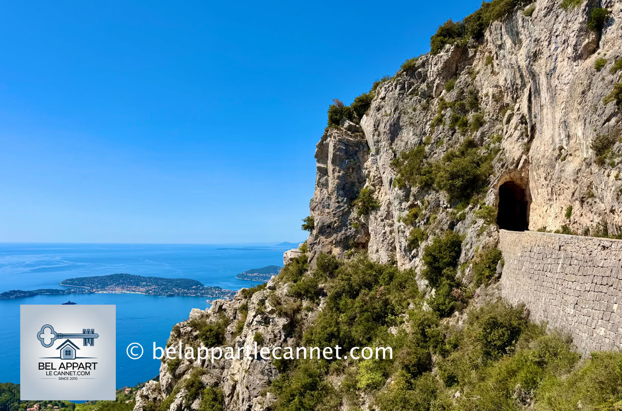 Perchée à plus de 600 mètres d'altitude, le sentier de la Simboula offre une expérience unique : celle de marcher littéralement suspendu au-dessus de la Méditerranée. Située dans le Parc départemental de la Grande Corniche, cette promenade est l'une des plus spectaculaires de la Côte d'Azur, mêlant nature préservée et panoramas à couper le souffle.