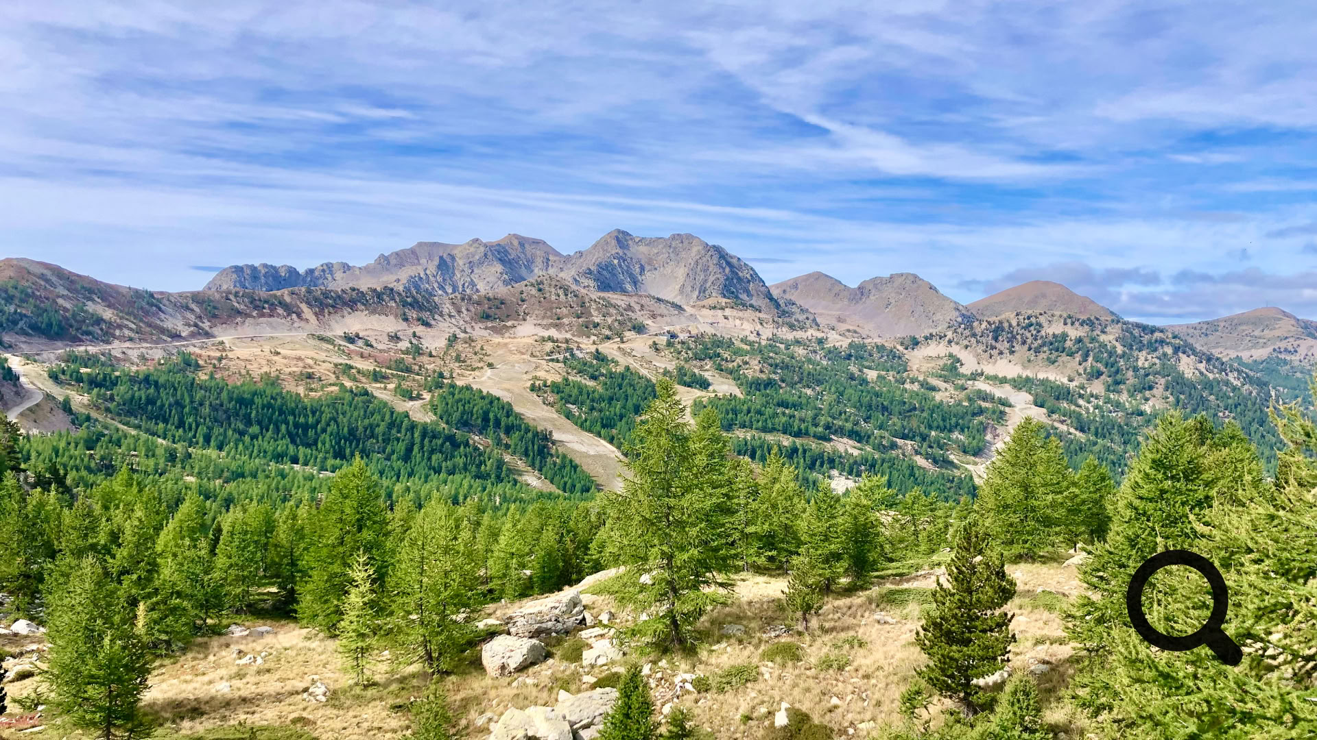 Ces stations ne vivent pas seulement au rythme de la neige. Dès les beaux jours, elles se transforment en véritables terrains d'aventure pour les amateurs de randonnée, de VTT, de trail  ou simplement de nature. Les paysages y sont tout aussi spectaculaires, entre forêts, alpages et crêtes panoramiques.