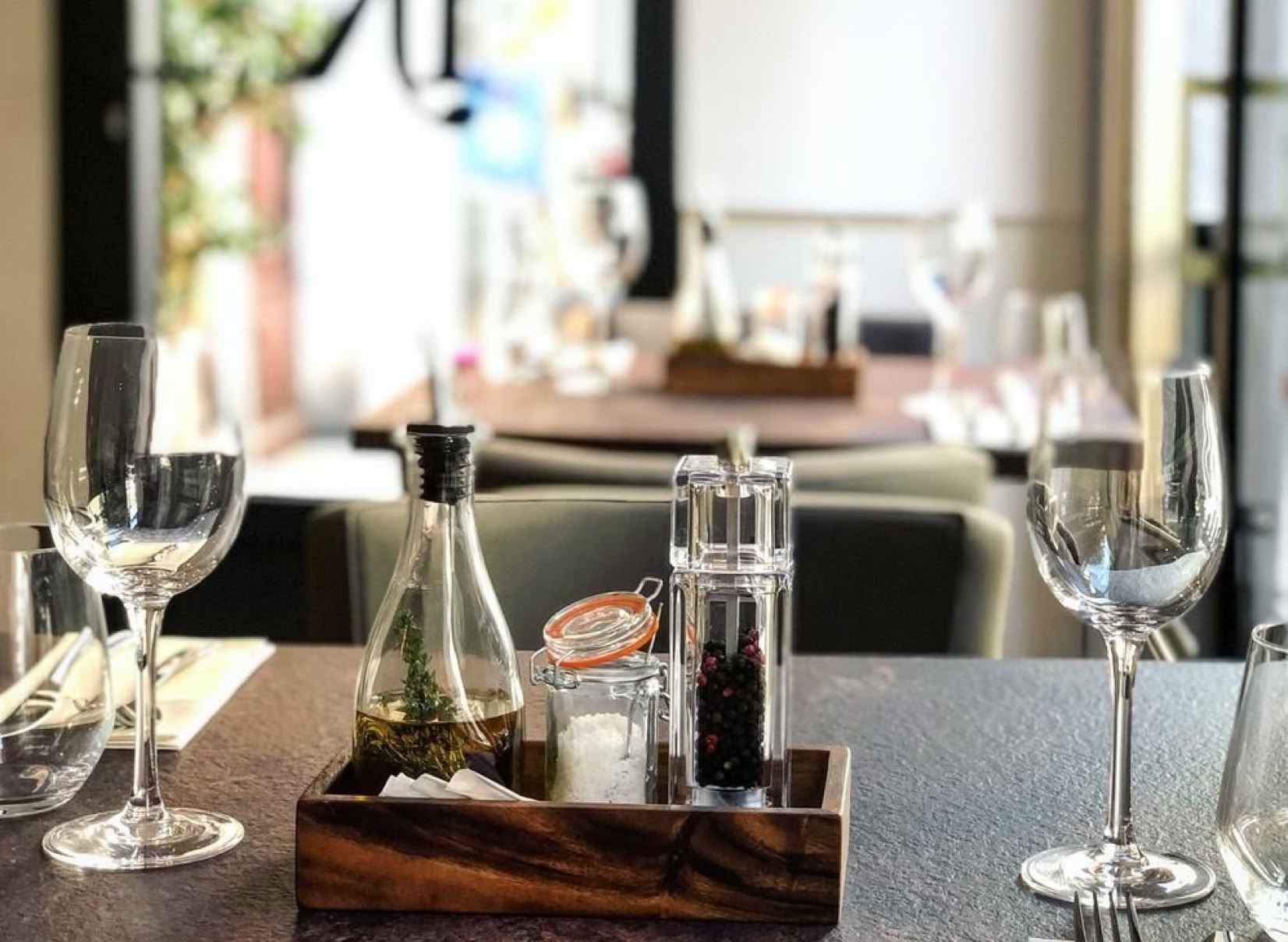 Just steps from the sea and the Jean Cocteau Museum, this welcoming spot feels like a family home. Opened by chef Jérôme Rigaud, this Parisian-style bistro offers modern comfort food focused on local products, seafood, and seasonal vegetables. The menu blends classic flavors, Provençal inspirations, and Italian touches.