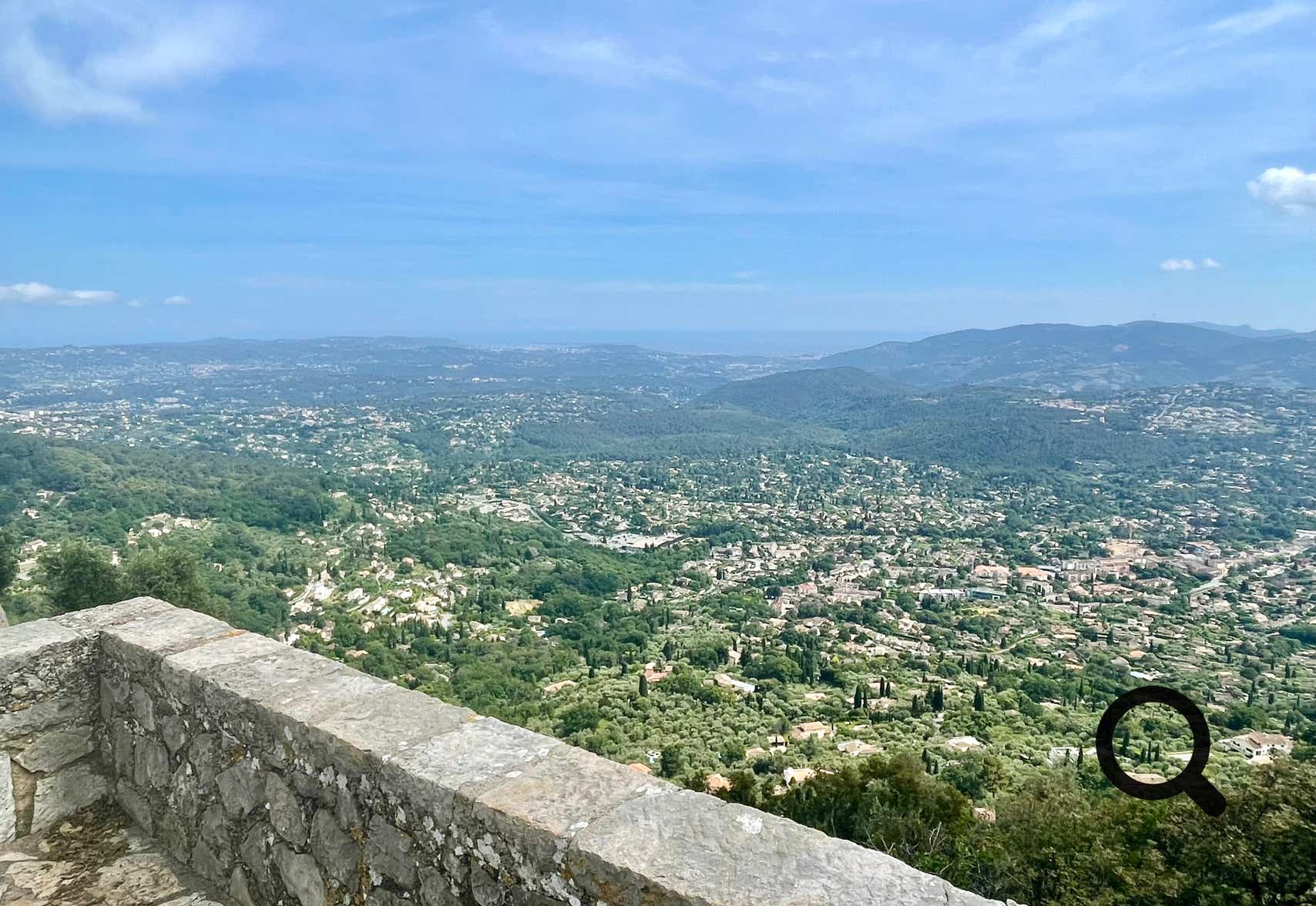 Perched at 550 meters above sea level, Cabris is a charming Provençal village located in the Alpes-Maritimes, near Grasse—the world’s perfume capital. Surrounded by wooded hills and offering breathtaking panoramic views all the way to the sea, Cabris immediately captivates with its authenticity and peaceful atmosphere.