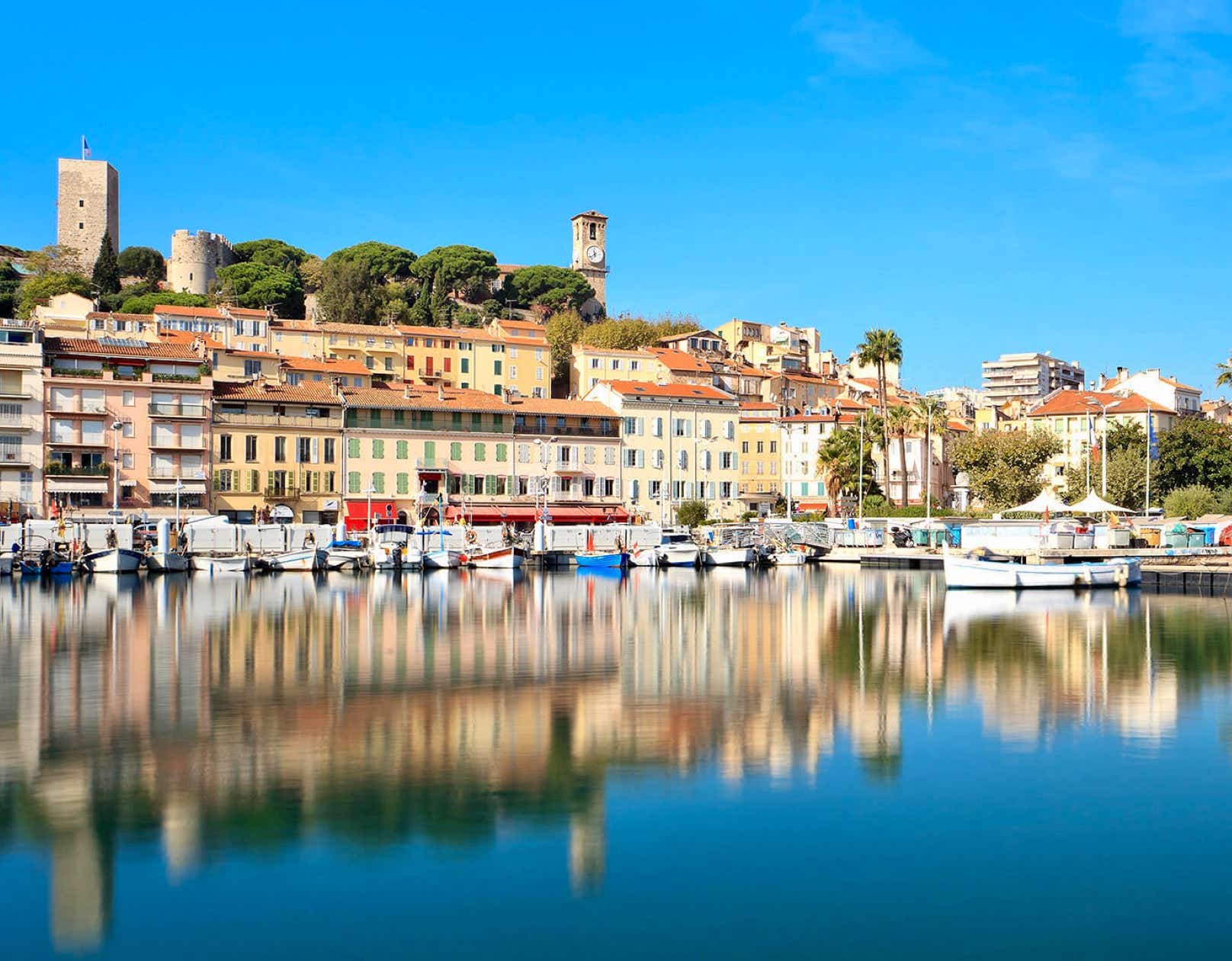 Le charme de Cannes réside aussi dans ses quartiers historiques. Le Suquet, cœur médiéval de la ville, vous invite à flâner dans ses ruelles pavées. En gravissant la colline, vous découvrirez l’église Notre-Dame-d’Espérance et profiterez d’un panorama exceptionnel sur le port, les îles de Lérins et la baie. Ces îles, véritables havres de paix, offrent des plages immaculées et des balades entre nature et histoire, notamment autour du mystérieux Fort Royal.