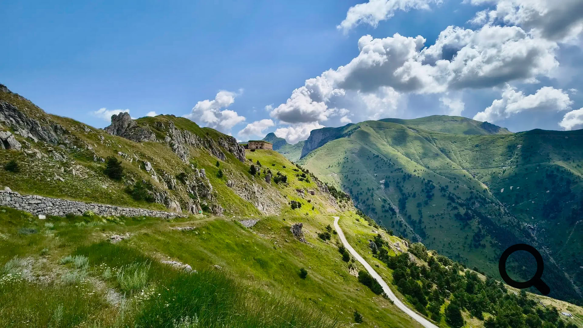 Situé à 1 871 mètres d'altitude, le col de Tende marque la frontière entre la France et l'Italie, reliant la vallée de la Roya au  Piémont italien. C'est un col chargé d'histoire, utilisé depuis l'Antiquité comme voie de passage stratégique entre les deux pays.