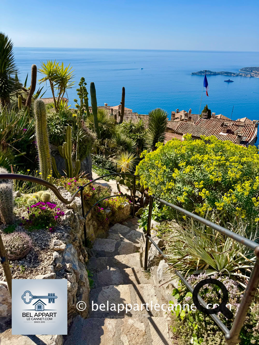 Il est situé au sommet du village, est un incontournable. Ce jardin suspendu abrite une collection de plantes succulentes et méditerranéennes, mais surtout, il offre des vues spectaculaires sur la mer, jusqu’aux côtes de Saint-Tropez et de l’Italie.  