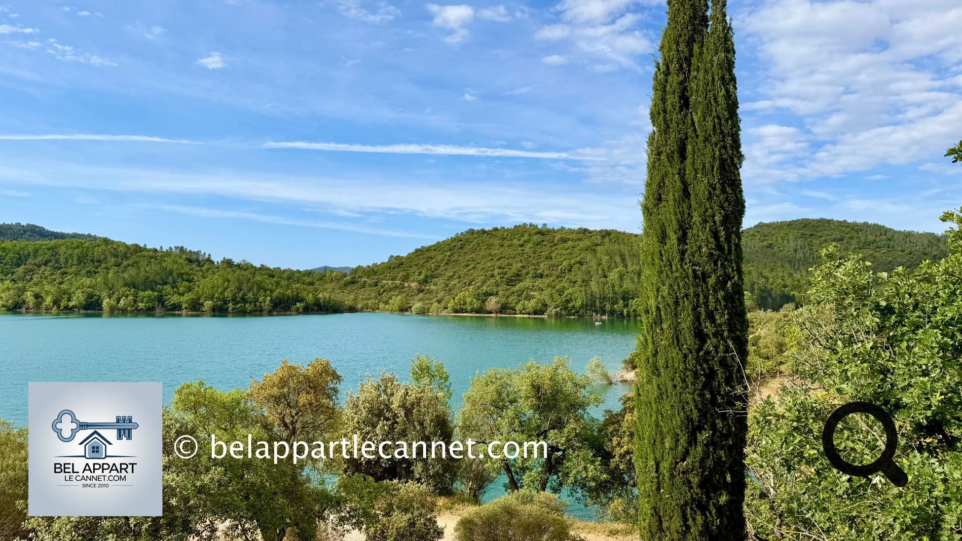 The setting is exceptional: calm waters surrounded by pine and oak forests, a peaceful atmosphere, and a landscape that shifts with the changing light throughout the day. Visitors can swim, rent pedal boats, paddleboards, or kayaks—or simply lie in the sun. Kids love the floating inflatable water parks, while adults relax on the beaches. 