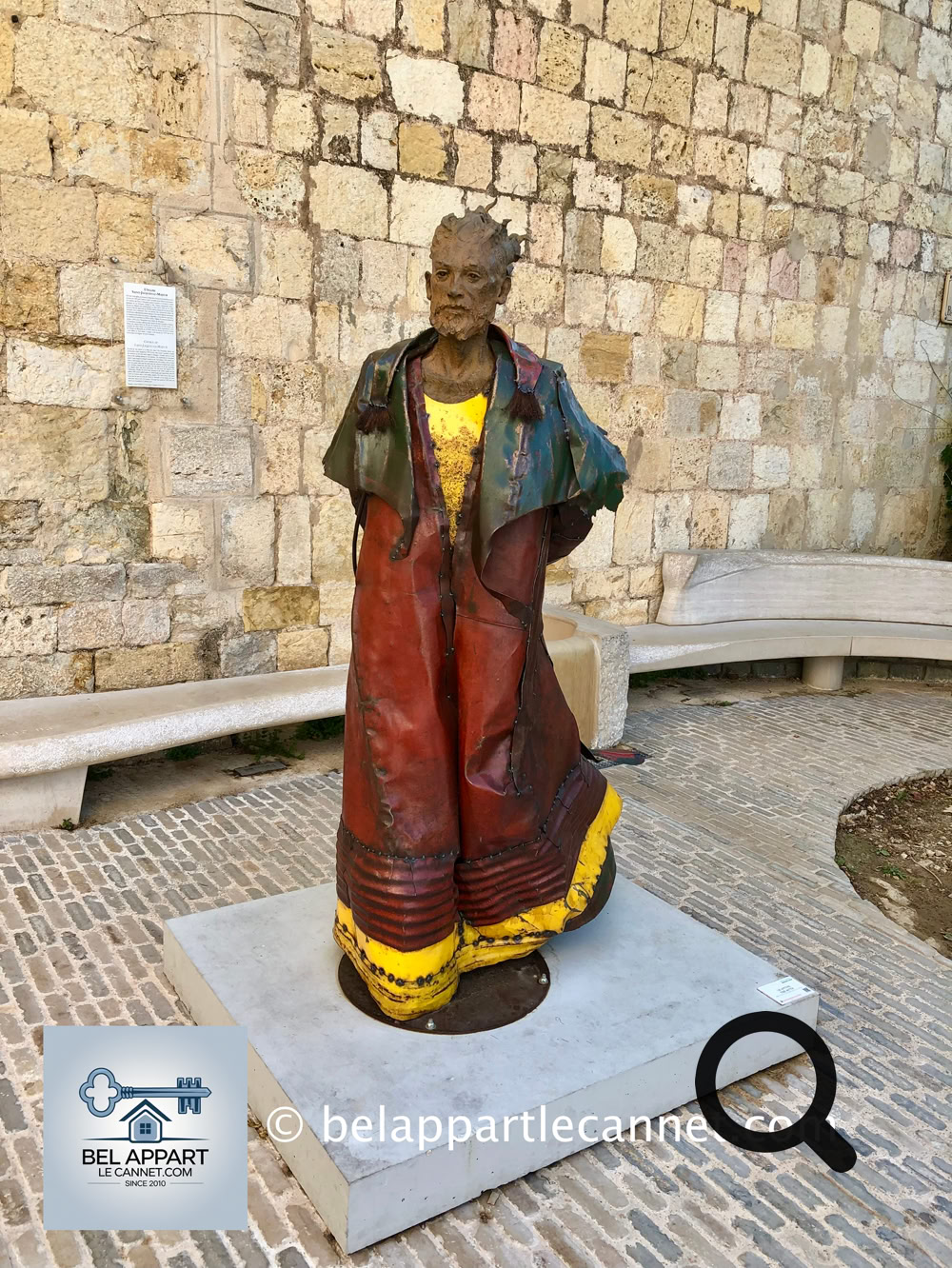 En flânant dans ses petites rues, vous découvrirez des œuvres d’art exposées en plein air, comme dans un musée à ciel ouvert. 