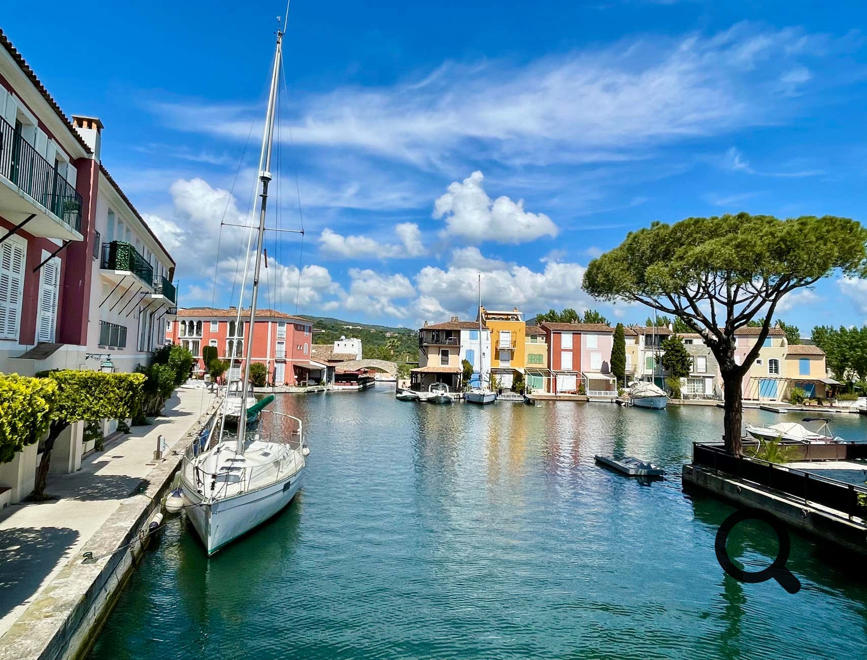 Port Grimaud, surnommée la Venise Provençale, est une destination unique située au cœur du golfe de Saint-Tropez. Ce village lacustre, conçu par l’architecte François Spoerry dans les années 1960, charme par son architecture typique et son réseau de canaux bordés de maisons colorées aux volets pastel.