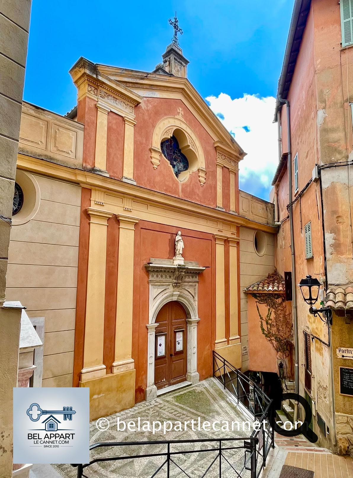 Son cœur médiéval, encore intact, est un dédale de ruelles pavées et d’arches de pierre.