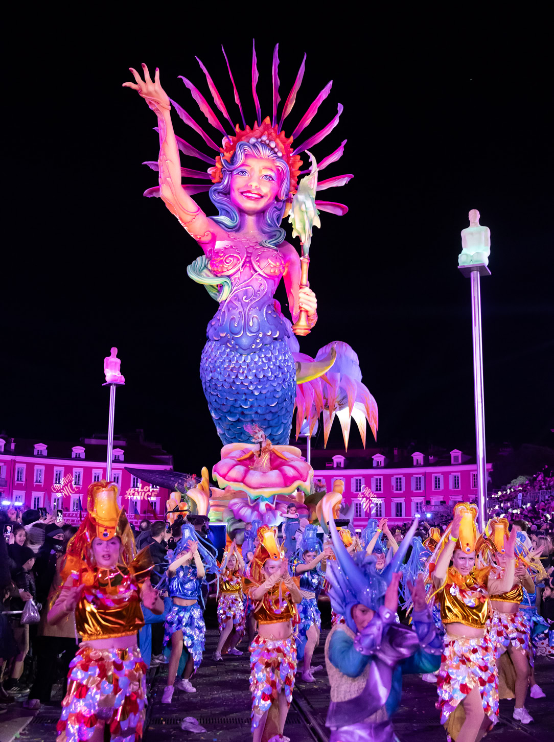 Le carnaval de Nice est l’un des plus célèbres et anciens carnavals du monde, remontant au XIIIe siècle. Il se déroule chaque année en février, attirant des centaines de milliers de visiteurs.  Il s'articule autour d’un thème différent chaque année, souvent lié à l’actualité ou à la culture populaire. Le "Roi du Carnaval" est une figure centrale : un immense char le représentant ouvre et clôt les festivités.