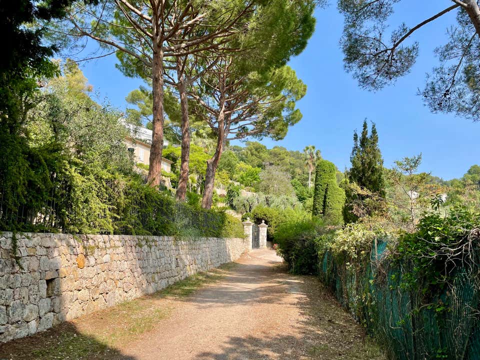 La balade du canal de la Siagne, sur les hauteurs du Cannet jusqu’à Cannes, est un parcours d’environ 1h30 à 2h, long de 3 à 7 km selon l’itinéraire choisi et accessible toute l’année.  Vous partez du vieux Cannet (rue des Prés, rue Saint‑Sauveur), grimpez via des escaliers et le chemin rural pour atteindre le sentier du canal, aujourd’hui couvert, mais bordé de végétation méditerranéenne comme eucalyptus, mimosas et chênes‑lièges. 