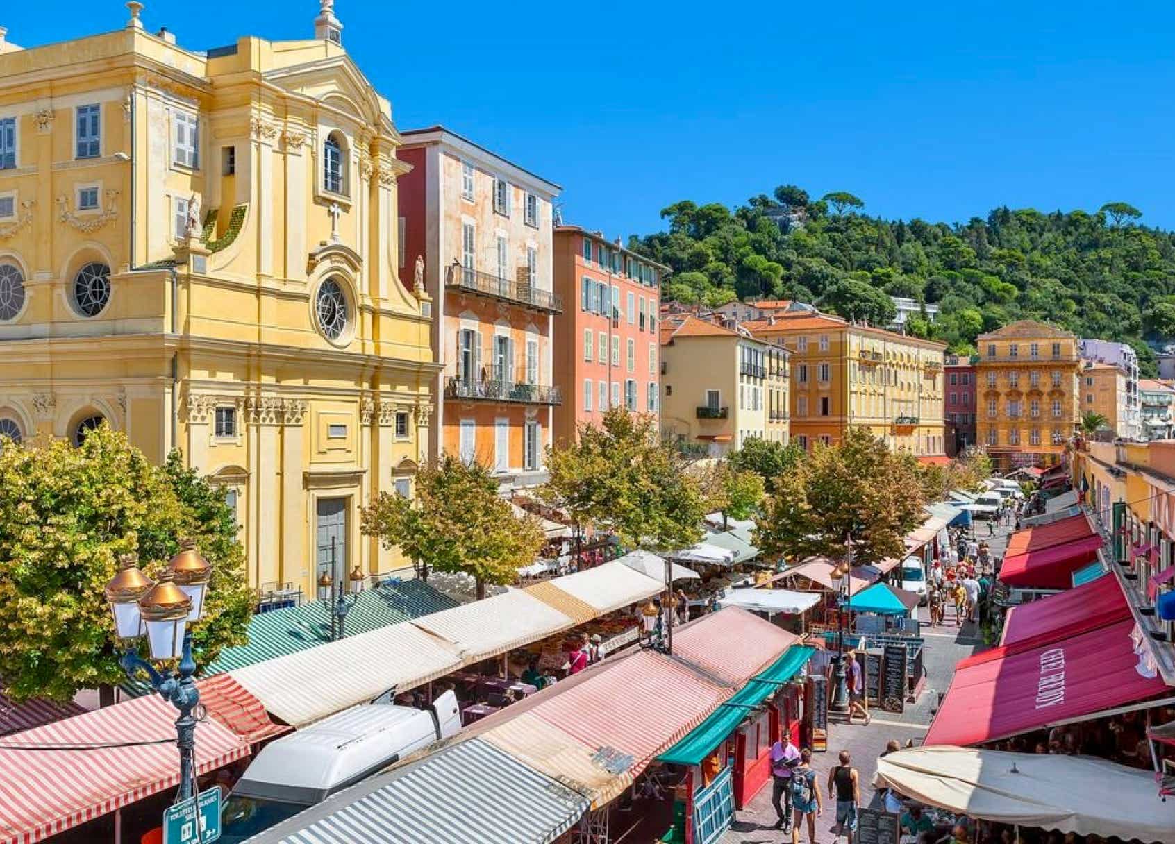 Le Vieux-Nice, avec ses ruelles étroites, ses bâtiments aux façades colorées et ses marchés animés comme le marché du Cours Saleya, est le cœur historique et vibrant de la ville. On peut y découvrir des produits locaux, comme la socca, une spécialité niçoise à base de pois chiches, ou des olives de la région. 