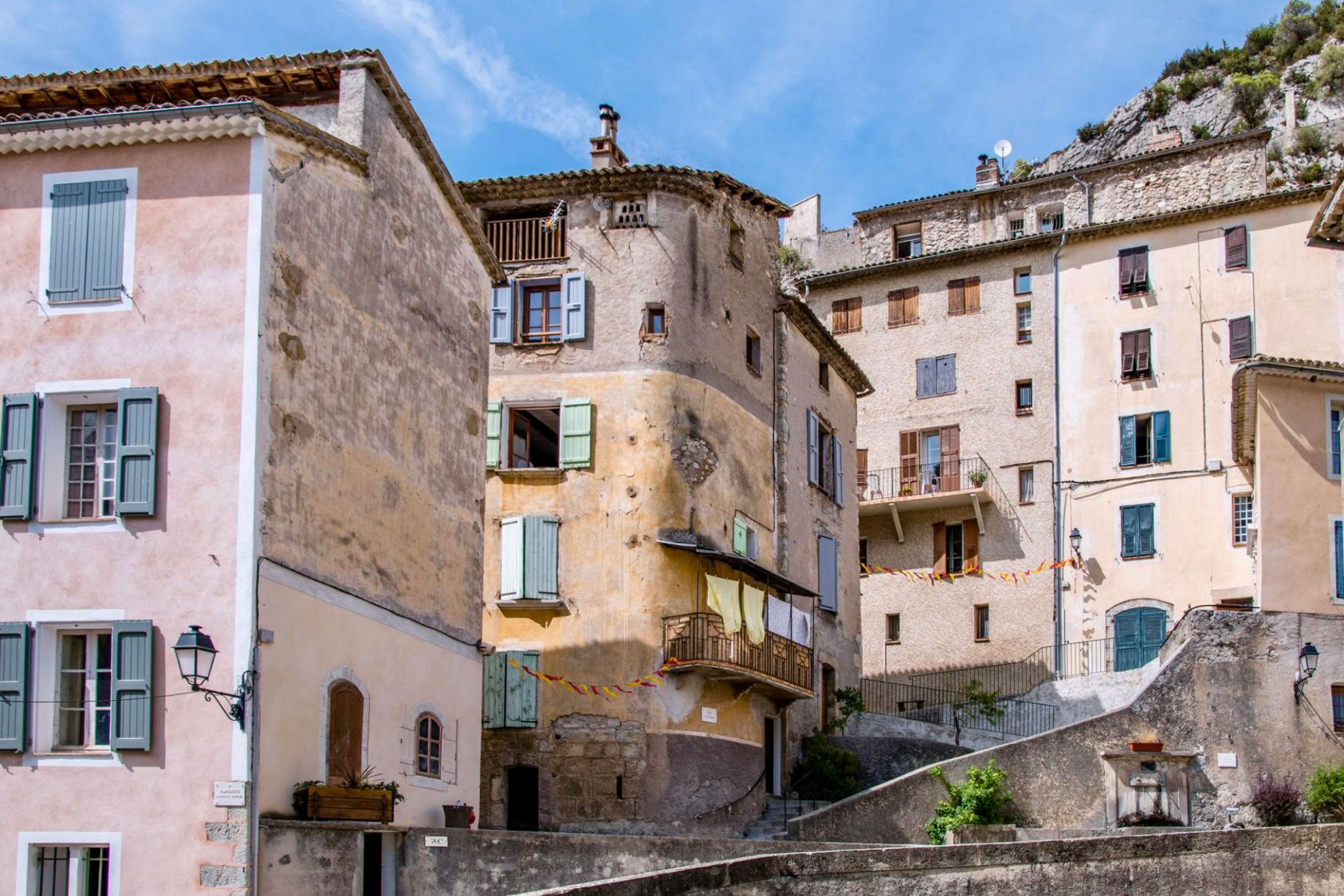 Perché sur un éperon rocheux dominant le Var, Entrevaux est l'un des plus spectaculaires villages fortifiés du sud de la France. Classé parmi les « Plus Beaux Villages de France » depuis 2023, il semble figé dans le temps, entre montagnes, remparts et ruelles médiévales.