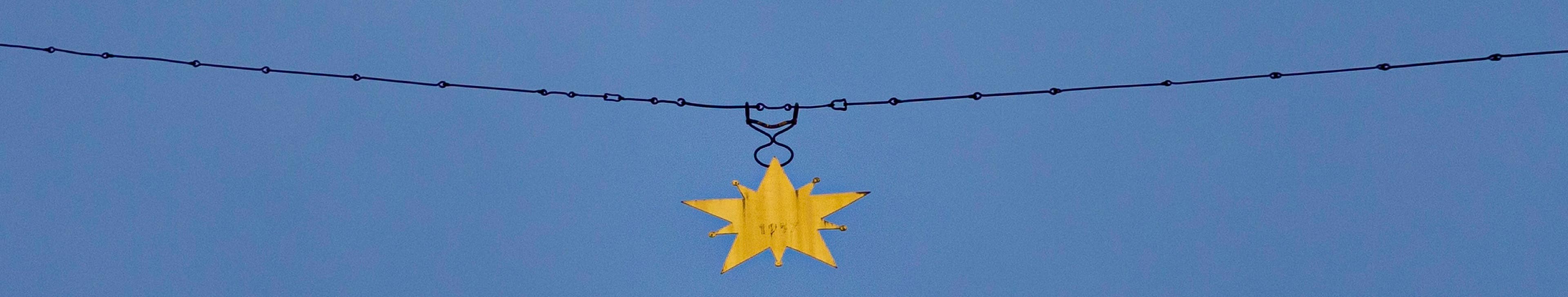 La célèbre étoile dorée, suspendue entre les deux rochers au-dessus du village, intrigue les visiteurs : selon la légende, elle aurait été accrochée par un chevalier en remerciement à la Vierge Marie.