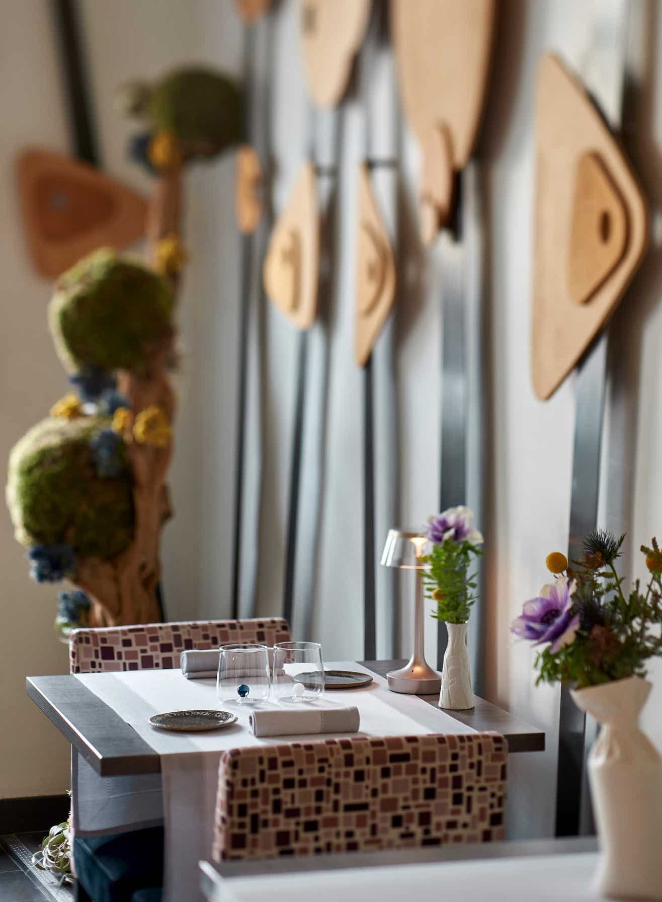 Le Flaveur est une adresse de haute gastronomie à Nice : un duo de chefs talentueux, les frères Tourteaux, Gaël et Mickaël, sont inséparables. Ils vous proposent une cuisine audacieuse et raffinée, servi dans un cadre élégant et intime.  Si vous êtes prêt(e) à embarquer pour un voyage culinaire long et riche en émotions, c’est sans aucun doute un incontournable pour déguster cuisine de caractère, fine et maîtrisée de bout en bout.