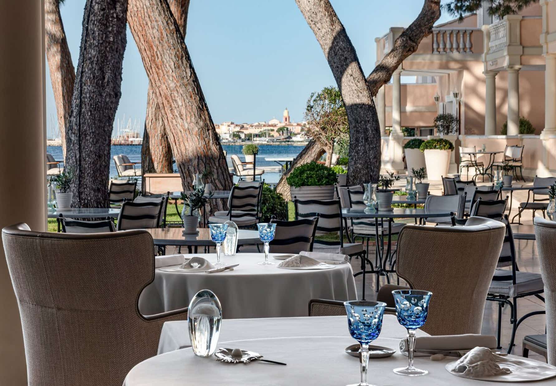 Dans un hôtel de luxe sous les pins, comme posé sur le golfe de Saint-Tropez... le restaurant offre un cadre élégant, lumineux, avec terrasse et vue panoramique sur la baie. La Vague d’Or est dirigé par le chef Arnaud Donckele. Il vous proposera une cuisine méditerranéenne créative, au mariage subtil de produits de terre et de mer, avec une précision technique remarquable. 