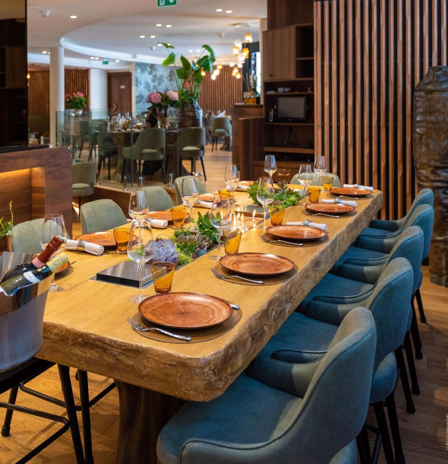 À deux pas du jardin japonais et du Grimaldi Forum, cette brasserie chic et tendance séduit par son cadre spacieux, sa touche pop et sa cuisine ouverte.  On y savoure une cuisine provençale généreuse et de saison, servie dans une ambiance conviviale. Le menu déjeuner vaut le détour.