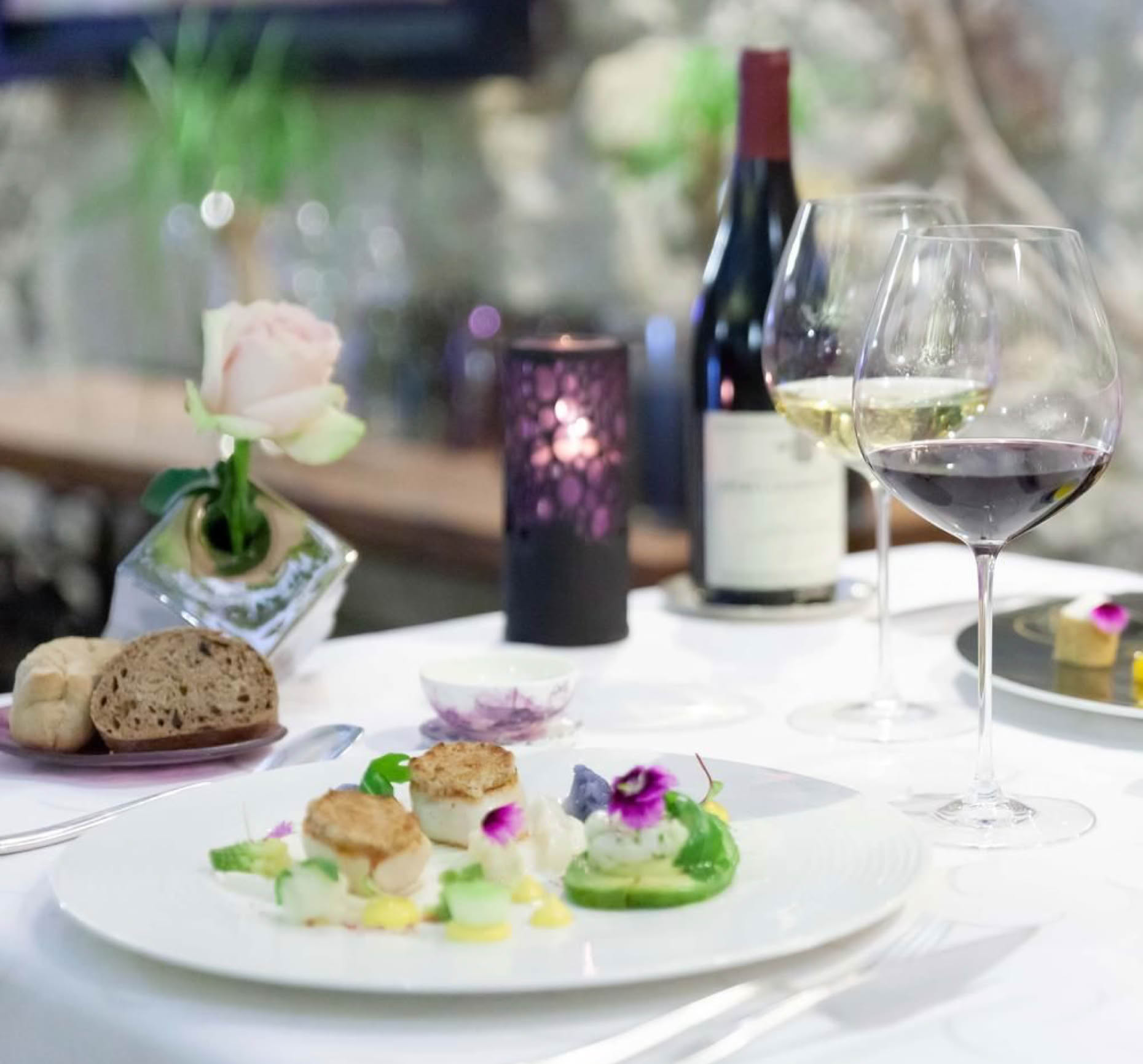 Perched on the ramparts of the old town, between the Picasso Museum and the Provençal market, this charming house exudes the essence of Provence! The fig tree that graces the patio is a testament to that. It is here, in the heart of this historic place, that Christian Morisset, whose curly mustache has become a symbol of Antibes, finds his inspiration.