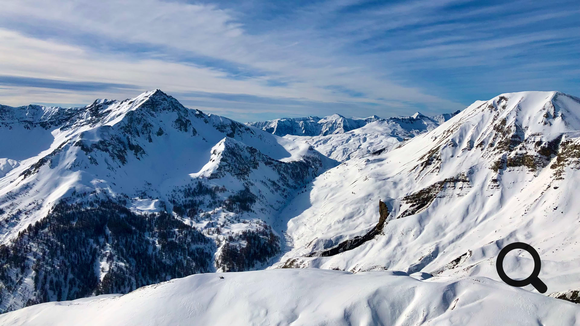 Parcourir ces cols du Mercantour, c’est bien plus qu’un simple trajet… c’est un véritable voyage à travers la montagne. D’un col à l’autre, les paysages se transforment, passant des alpages verdoyants aux reliefs minéraux, des forêts aux sommets arides battus par les vents.