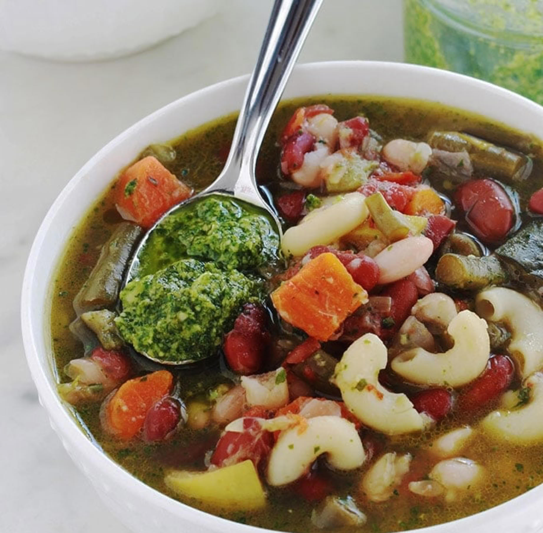 This is a summer soup, fragrant and nourishing, where seasonal vegetables meet the incomparable aroma of pistou, the Provençal cousin of Italian pesto. It’s a vegetable soup enriched with pasta and finished, just before serving, with a generous spoonful of pistou—a sauce made from basil, garlic, and olive oil (sometimes with cheese). Traditionally, it contains no meat or meat broth: it’s a healthy, vegetarian, and friendly dish.