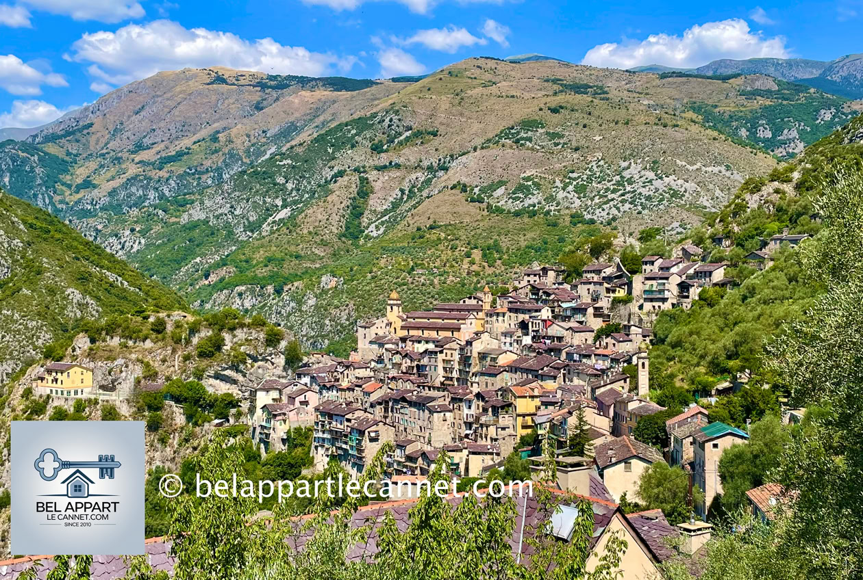 Perché à flanc de montagne dans la vallée de la Roya, au cœur des Alpes-Maritimes, ce village intimiste, un peu isolé dans les montagnes près de la frontière italienne, est l’un de ces lieux rares qui semblent suspendus hors du temps. Saorge déploie ses maisons hautes et colorées en cascade, accrochées aux pentes abruptes, rappelant par son allure certains villages tibétains.