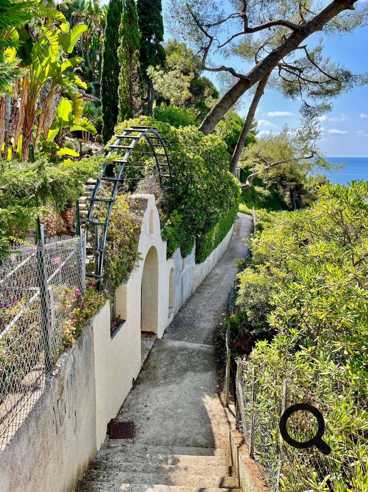 Throughout the walk, the Mediterranean Sea unfolds in all its glory. The turquoise water contrasts beautifully with the white and grey rocks of the shoreline. On clear days, you can see as far as the Italian coast. With a bit of luck, you might spot lizards, seabirds, or even dolphins offshore.