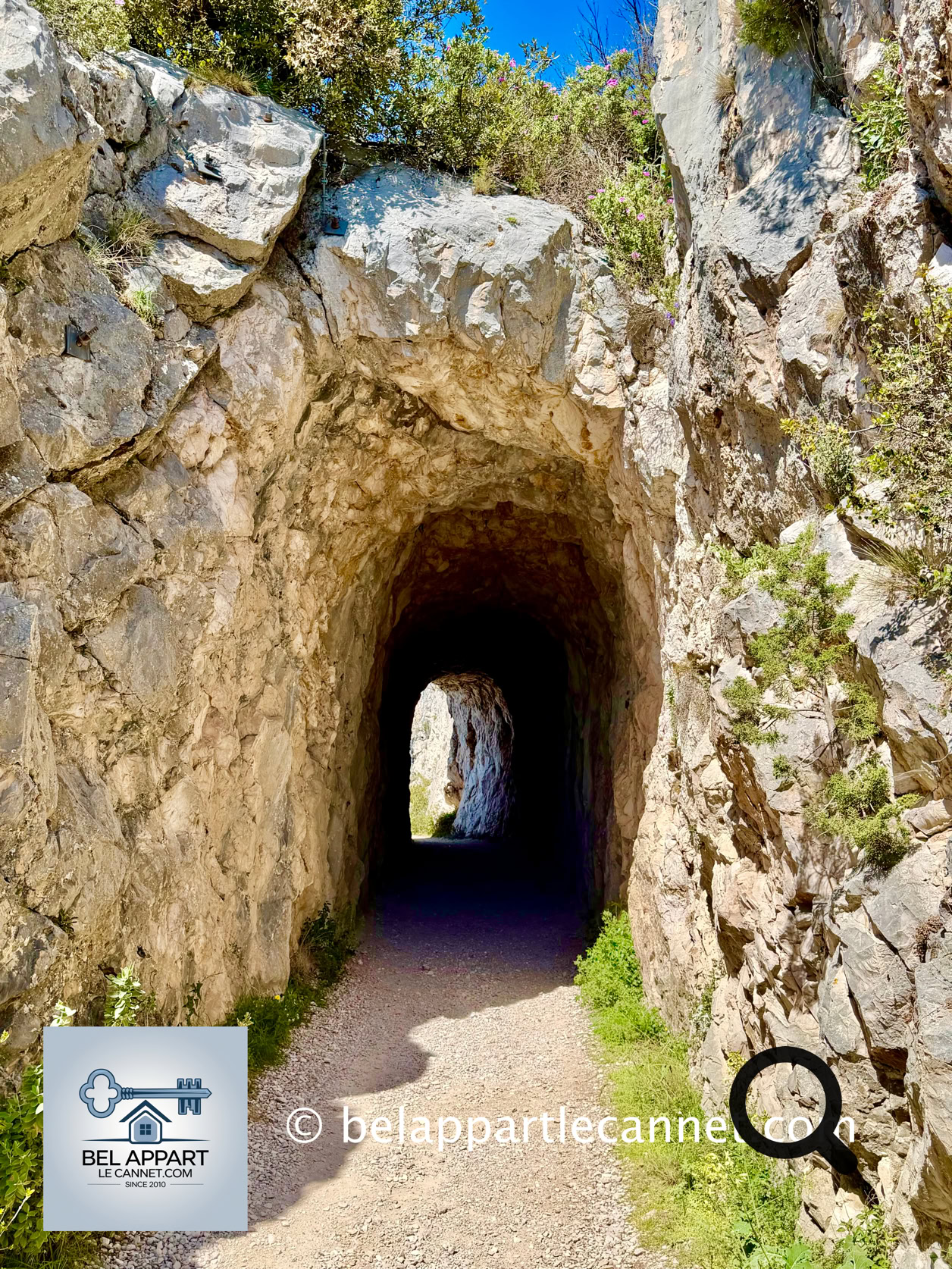Comptez environ 1h à 1h30 de marche, selon votre rythme et le temps que vous prendrez pour admirer les paysages. Tout au long du parcours, les points de vue se succèdent : le village d'Eze à vos pieds, le Cap-d'Ail, La Turbie, l'aéroport de Nice, et la presqu’île de Saint-Jean-Cap-Ferrat se dessinent à l'horizon dans un décor spectaculaire.