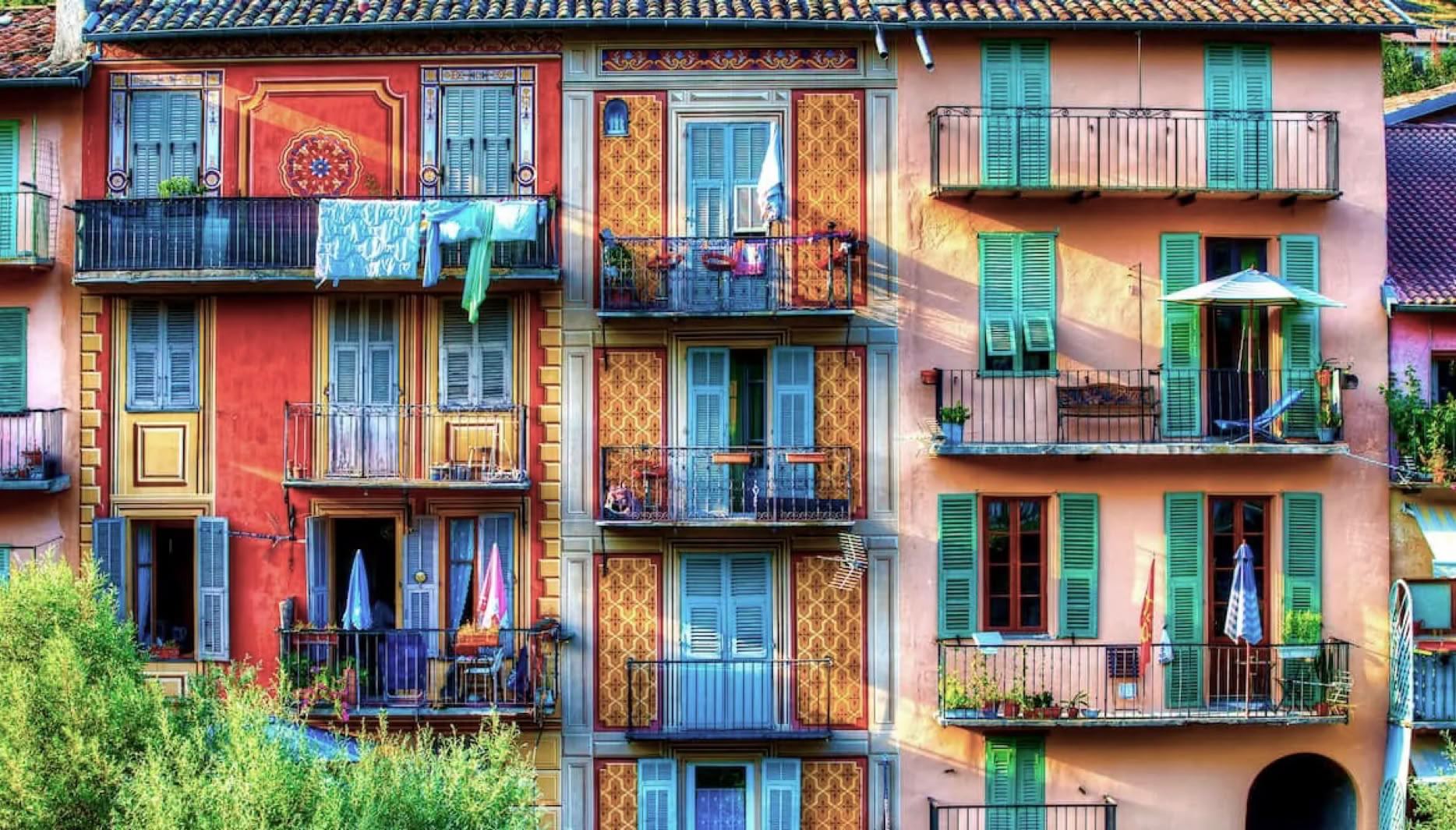 Certaines de ces maisons anciennes sont ornées de remarquables trompe-l'œil réalisés directement sur les façades. Ces décors , beaucoup moins coûteux que la sculpture, ont été réalisés par des artistes italiens. La plupart d'entre eux ont été restaurés par le fresquiste G.Cappa dans les années 1990.