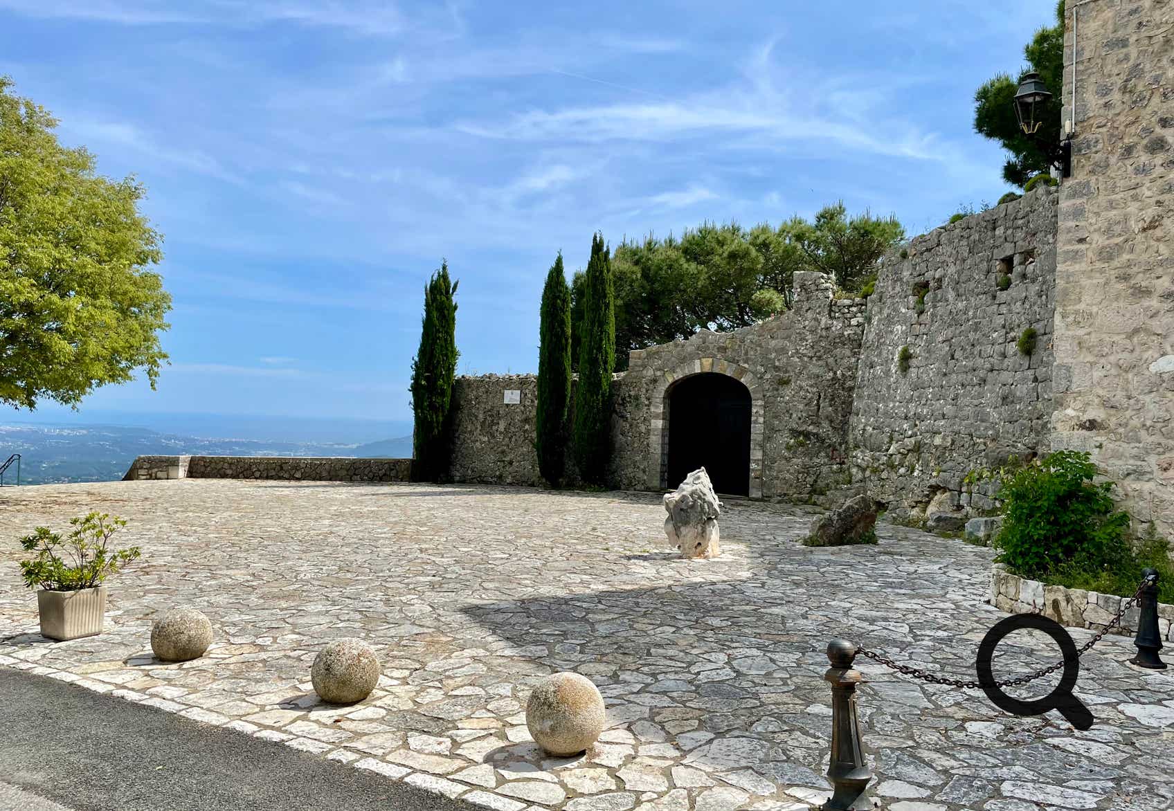 Perched at 550 meters above sea level, Cabris is a charming Provençal village located in the Alpes-Maritimes, near Grasse—the world’s perfume capital. Surrounded by wooded hills and offering breathtaking panoramic views all the way to the sea, Cabris immediately captivates with its authenticity and peaceful atmosphere.