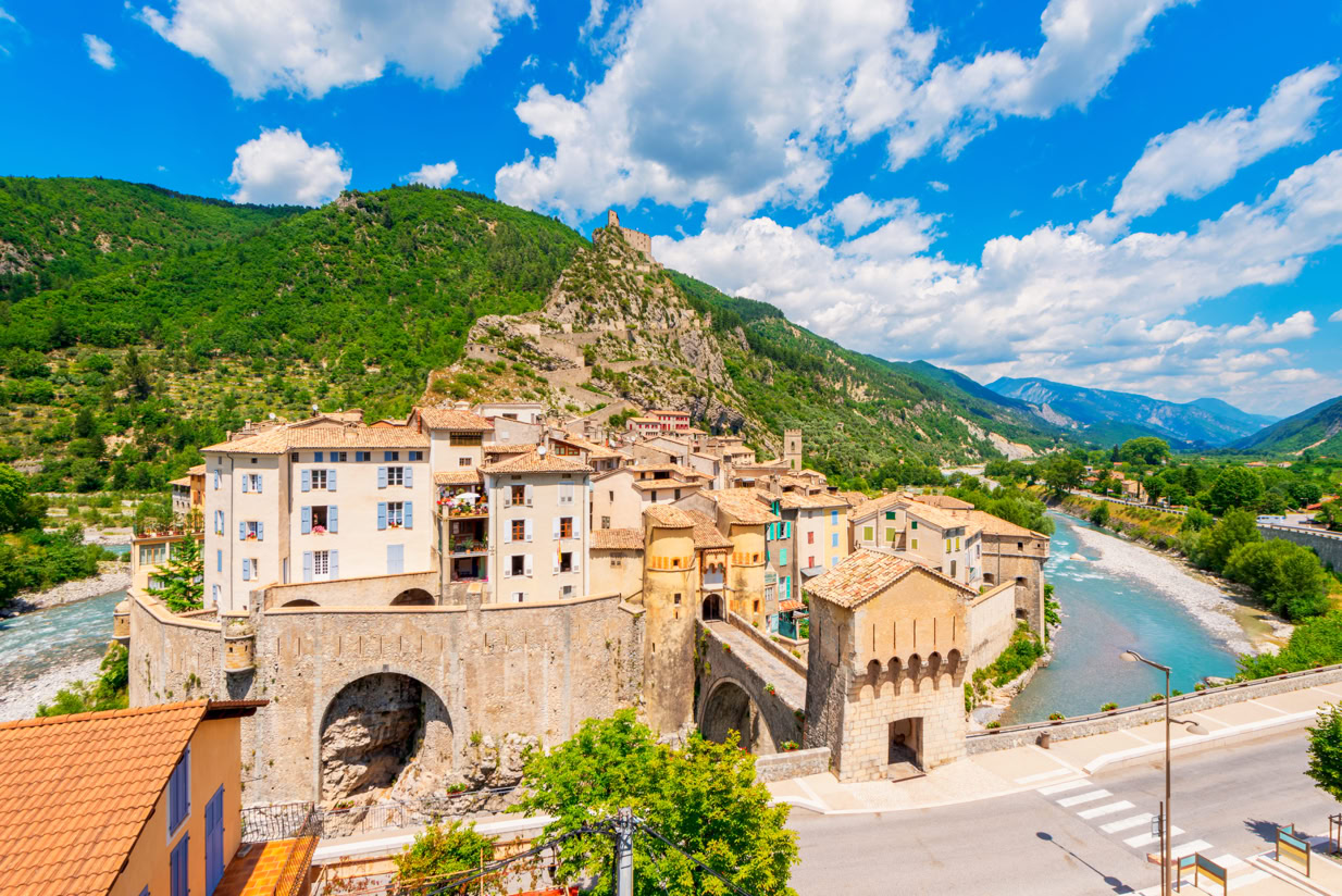 Perched on a rocky spur overlooking the Var River, Entrevaux is one of the most spectacular fortified villages in the south of France. Listed among "The Most Beautiful Villages of France" since 2023, it seems frozen in time, surrounded by mountains, ramparts, and medieval streets.