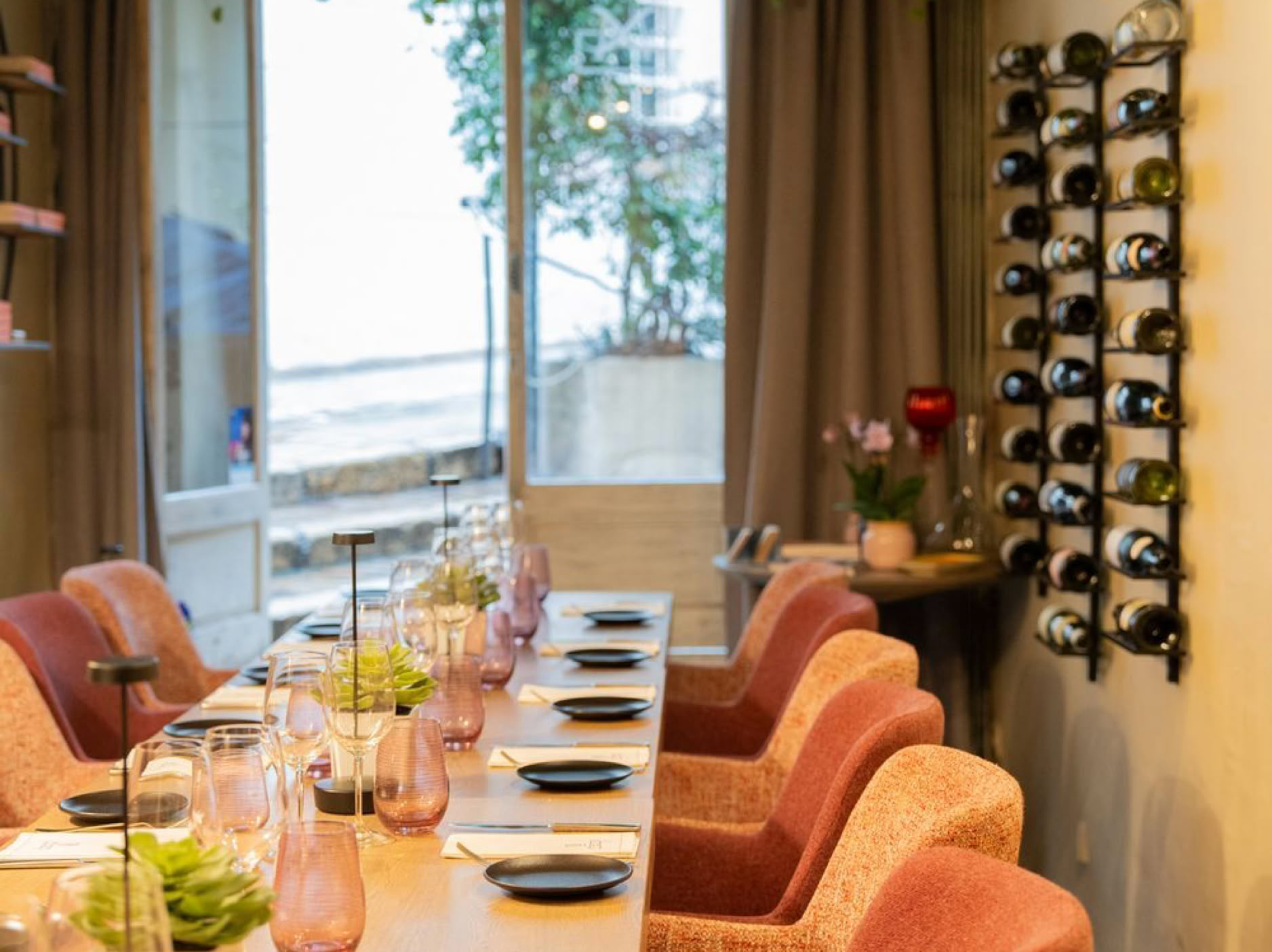 Installé dans le quartier historique du Suquet,  La Table 22 du chef Noël Mantel propose une cuisine méridionale soignée, inventive, centrée sur les produits locaux et de la pêche du jour avec un excellent choix de vins, dans un cadre élégant aux ambiances variées.  C’est une excellente option pour un dîner raffiné dans l’une des plus anciennes rues de Cannes. En 2017, le chef a élargi l’établissement, et propose trois espaces à l’ambiance contemporaine et cosy, dont une cuisine ouverte.