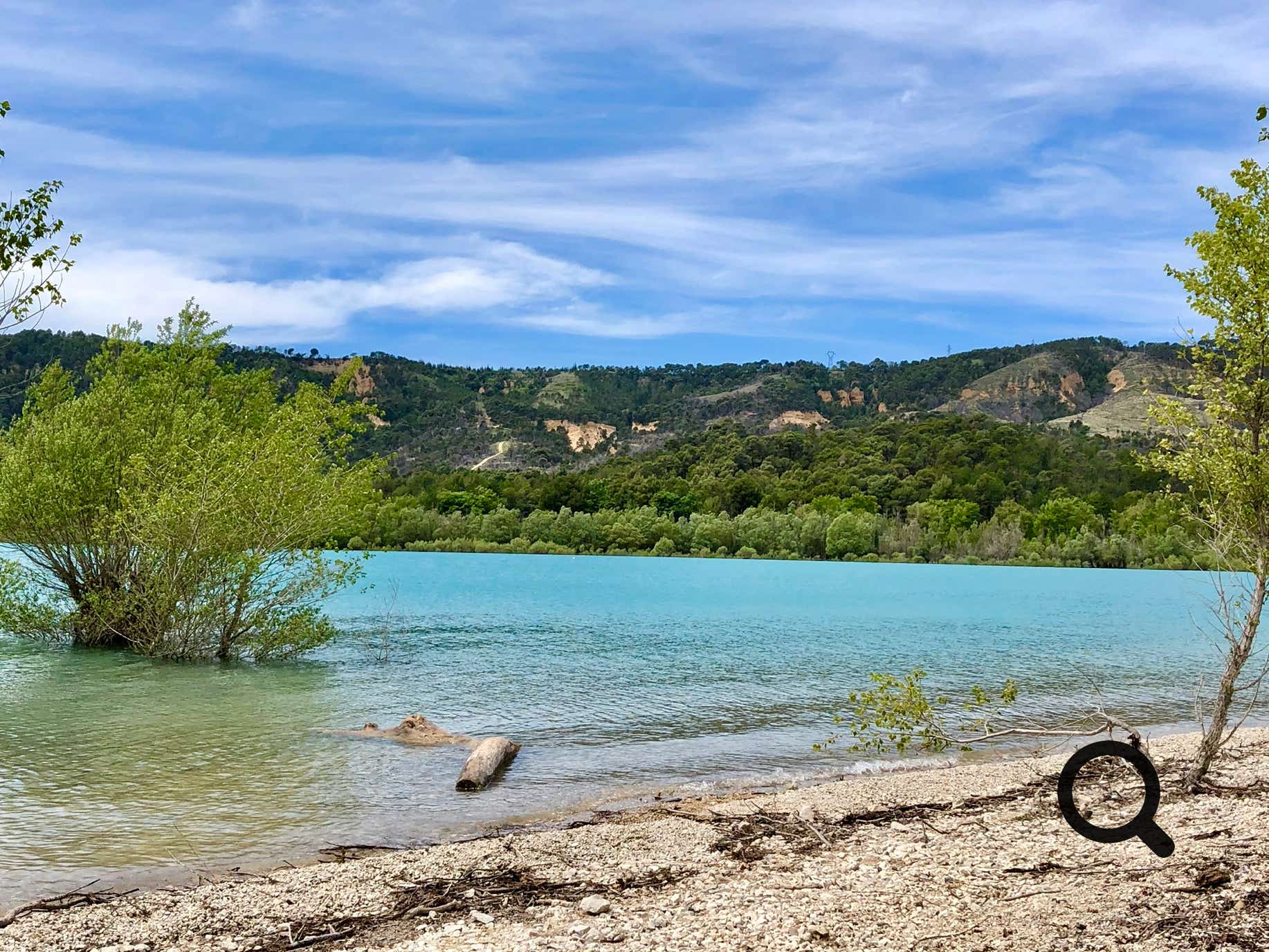 Les amateurs de randonnée, de kayak ou d’escalade y trouveront leur bonheur. Le lac de Sainte-Croix, tout proche, permet aussi la baignade et les activités nautiques.