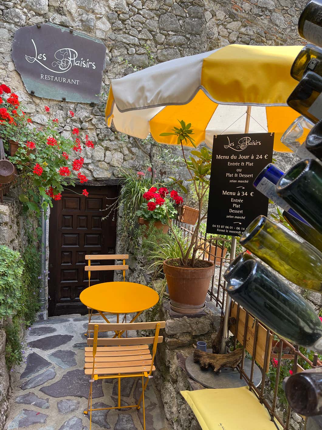 Les Plaisirs offers a style of regional cuisine that is both authentic and refined, served in a warm and unpretentious setting. Dishes are prepared with local and seasonal ingredients, with particular care given to freshness and the simplicity of flavors.