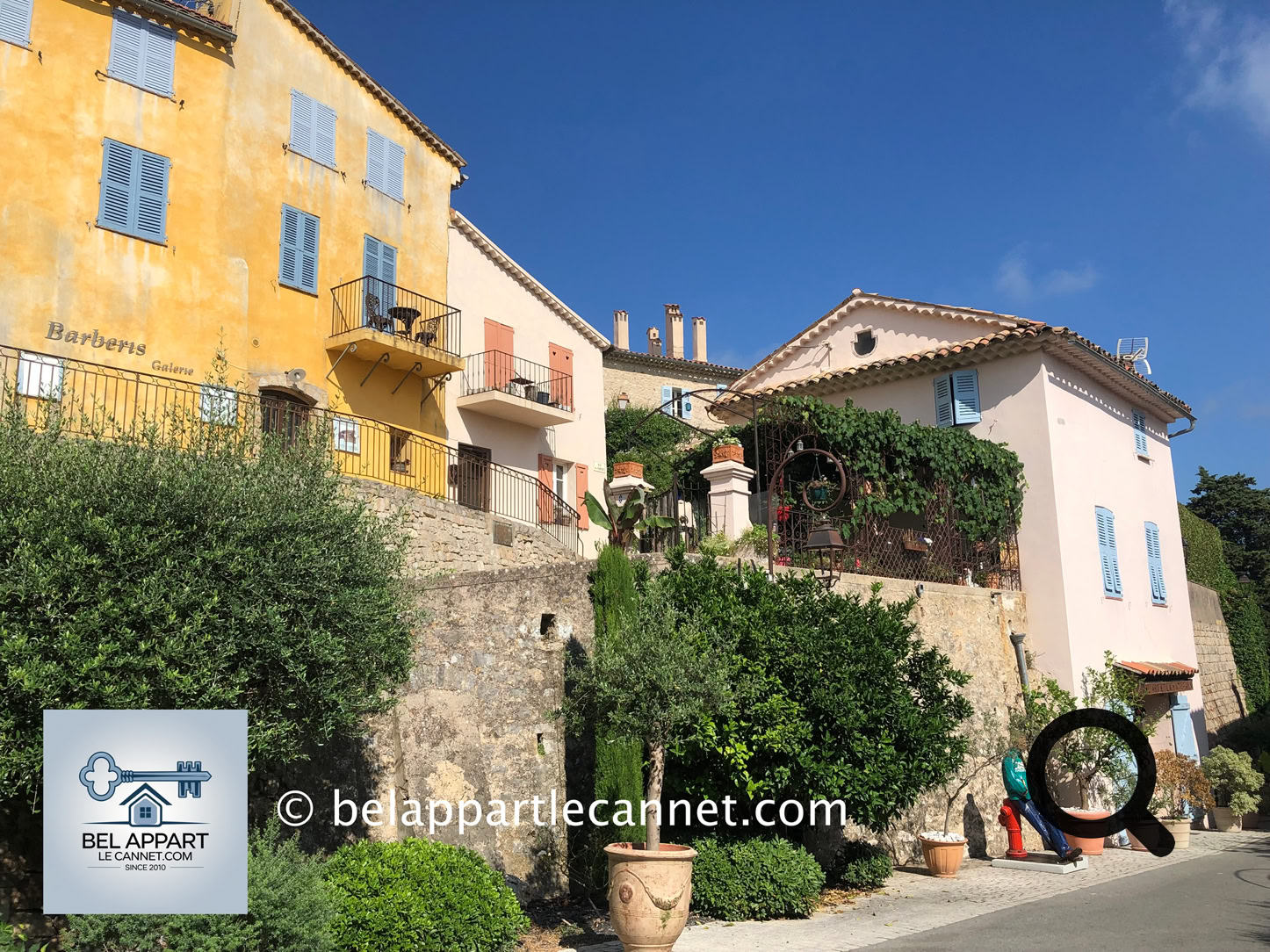 Les ruelles étroites et sinueuses sont bordées de maisons en pierre recouvertes de lierre, de galeries d’art, de boutiques artisanales et de restaurants gastronomiques. Mougins est d'ailleurs réputé pour sa scène culinaire, ayant été un lieu de prédilection de grands chefs comme Roger Vergé. Cela a été un lieu adoré par les célèbres peintres comme Pablo Picasso ou Roger Muhl qui y résidèrent plusieurs années.