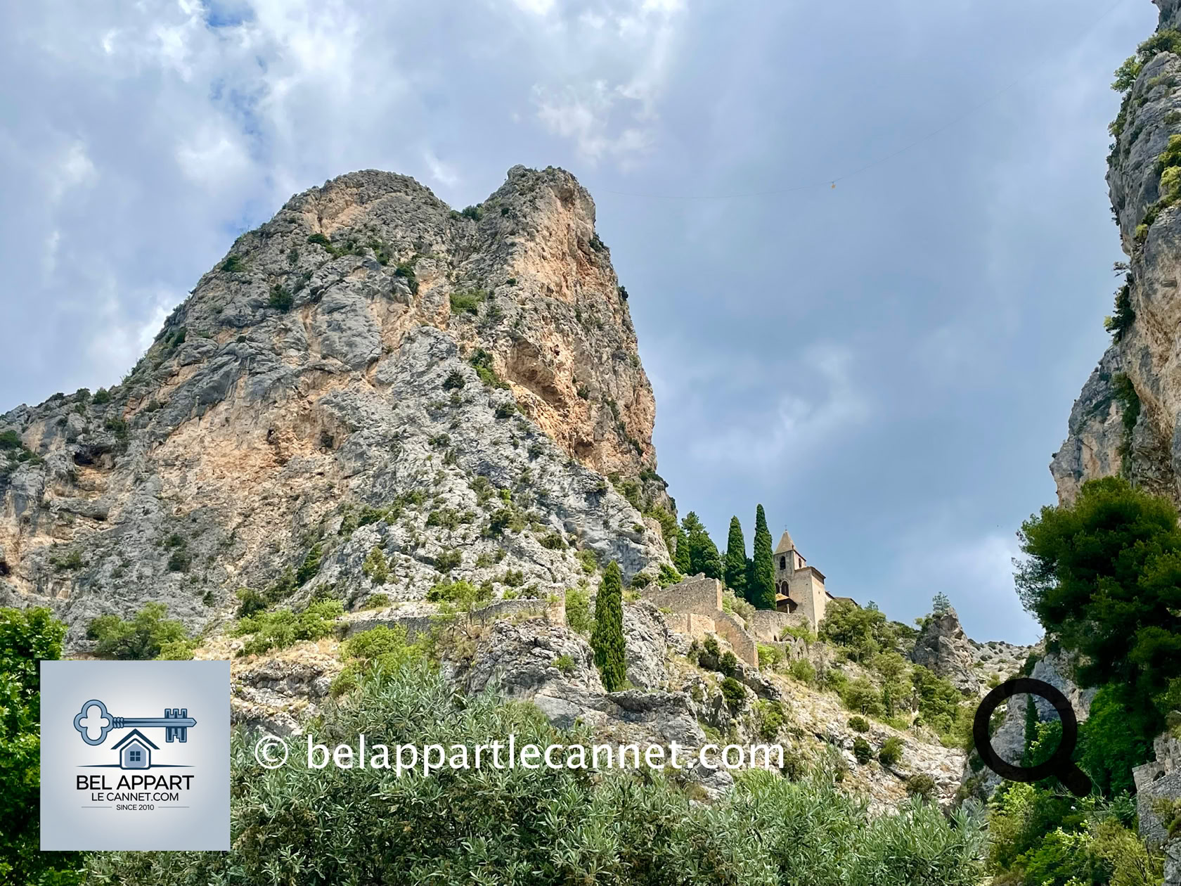 Perchée à 830 m d’altitude, la chapelle Notre‑Dame‑de‑Beauvoir surplombe majestueusement le village, coincée entre deux falaises, offrant une vue spectaculaire depuis le sommet du chemin de croix chapelles. 